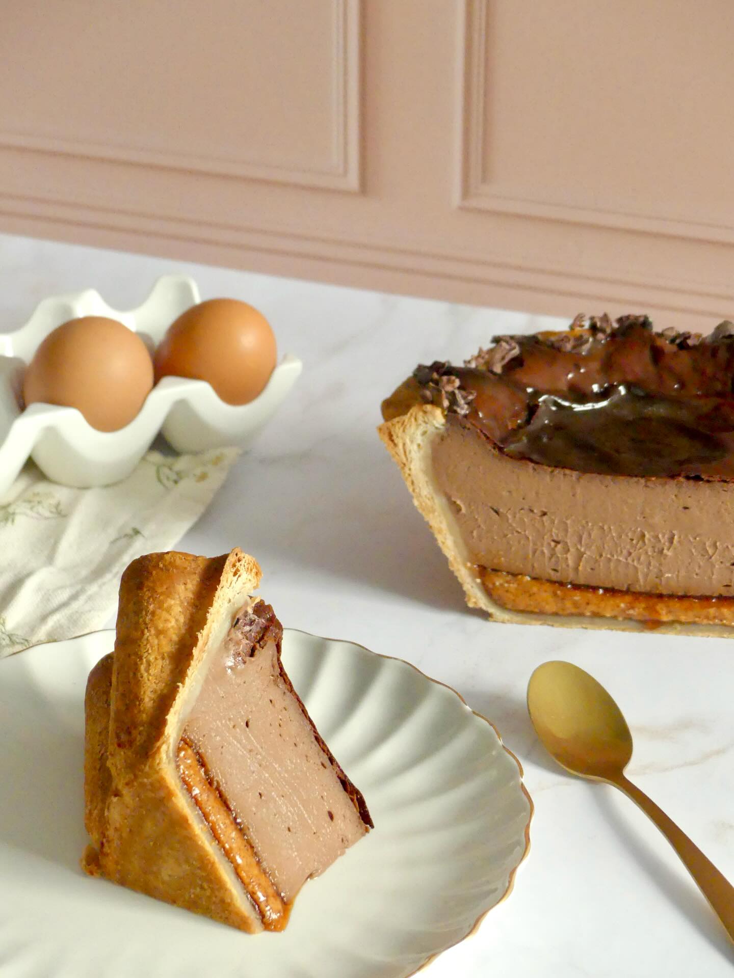 Un peu (ou beaucoup) de gourmandise avec mon flan Chocolat et praliné cacahuète, crémeux comme il faut,
le chocolat Guanaja de @valrhona bien présent, un praliné cacahuète hyper généreux✨
Juste ce qu’il faut de gourmandise 🤎
En attendant deux recettes qui arrive pour la Saint-Valentin je vous envoie plein d’amour avec ce joli flan 🥰
~
Avec les magnifiques fonds photo de @fondphoto.pastryandtravel et le superbe porte œufs de @dilleetkamille_fr
~
#patisserie #flan #flanchocolat #praliné #gourmandise