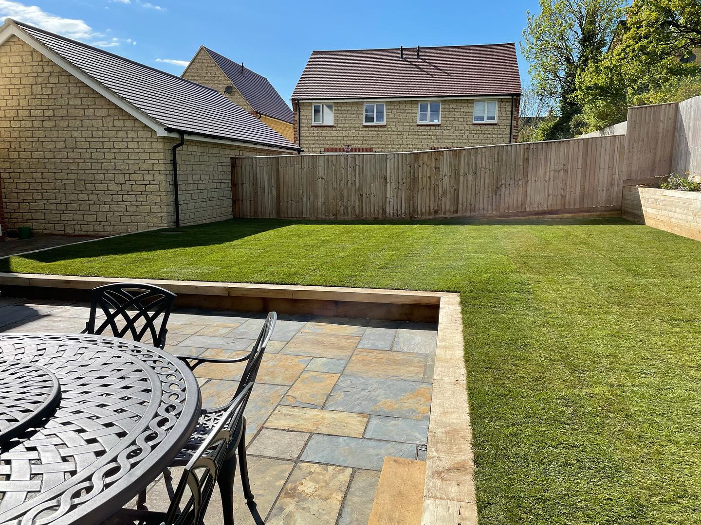 12 tonnes of soil and 140 square meters of turf, here is the result.