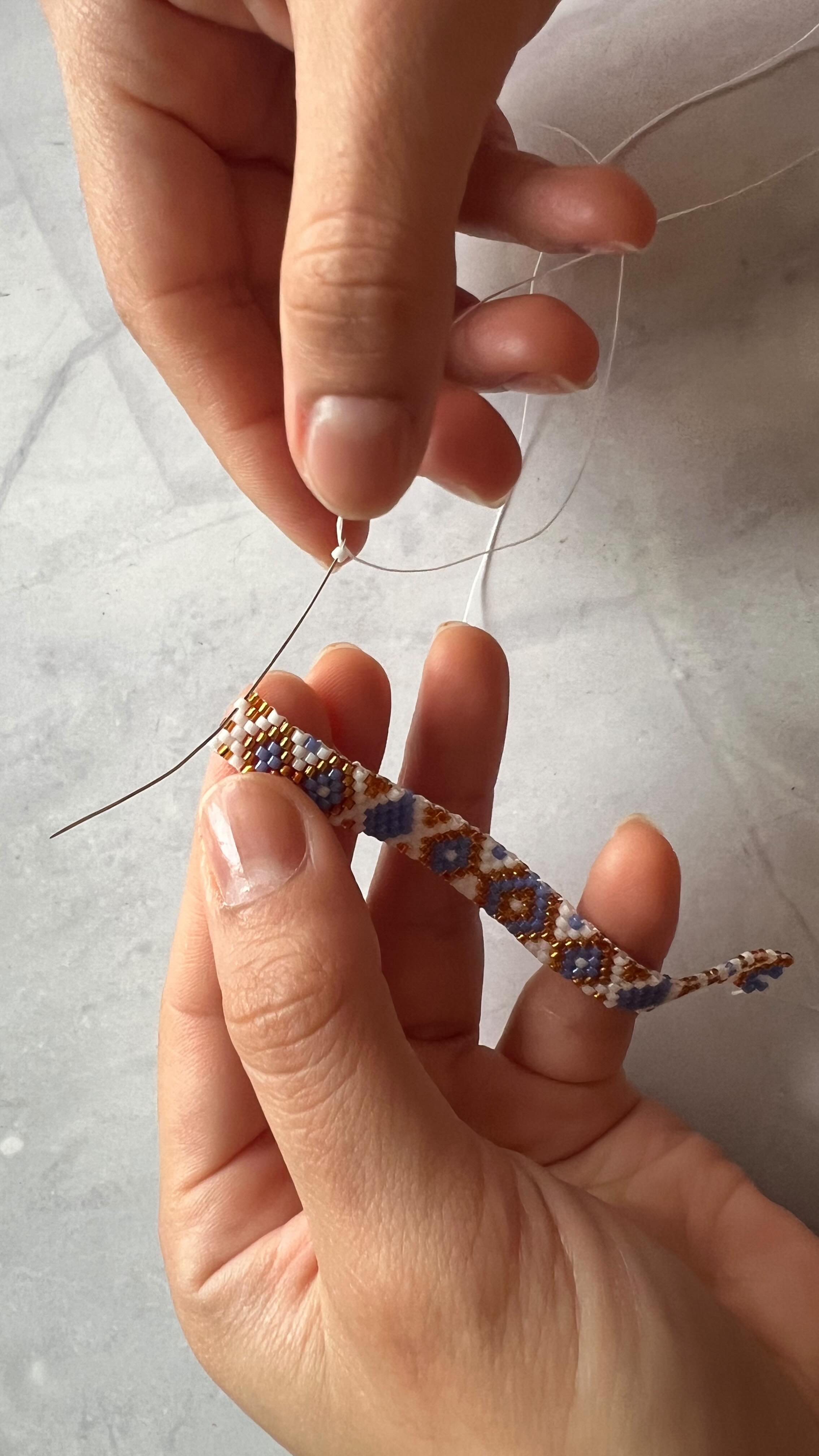 Relax with me while I weave 💕✨
#handmadewithlove #slowmade #sydneyartisans #sydneyhandmade #artisanjewelry