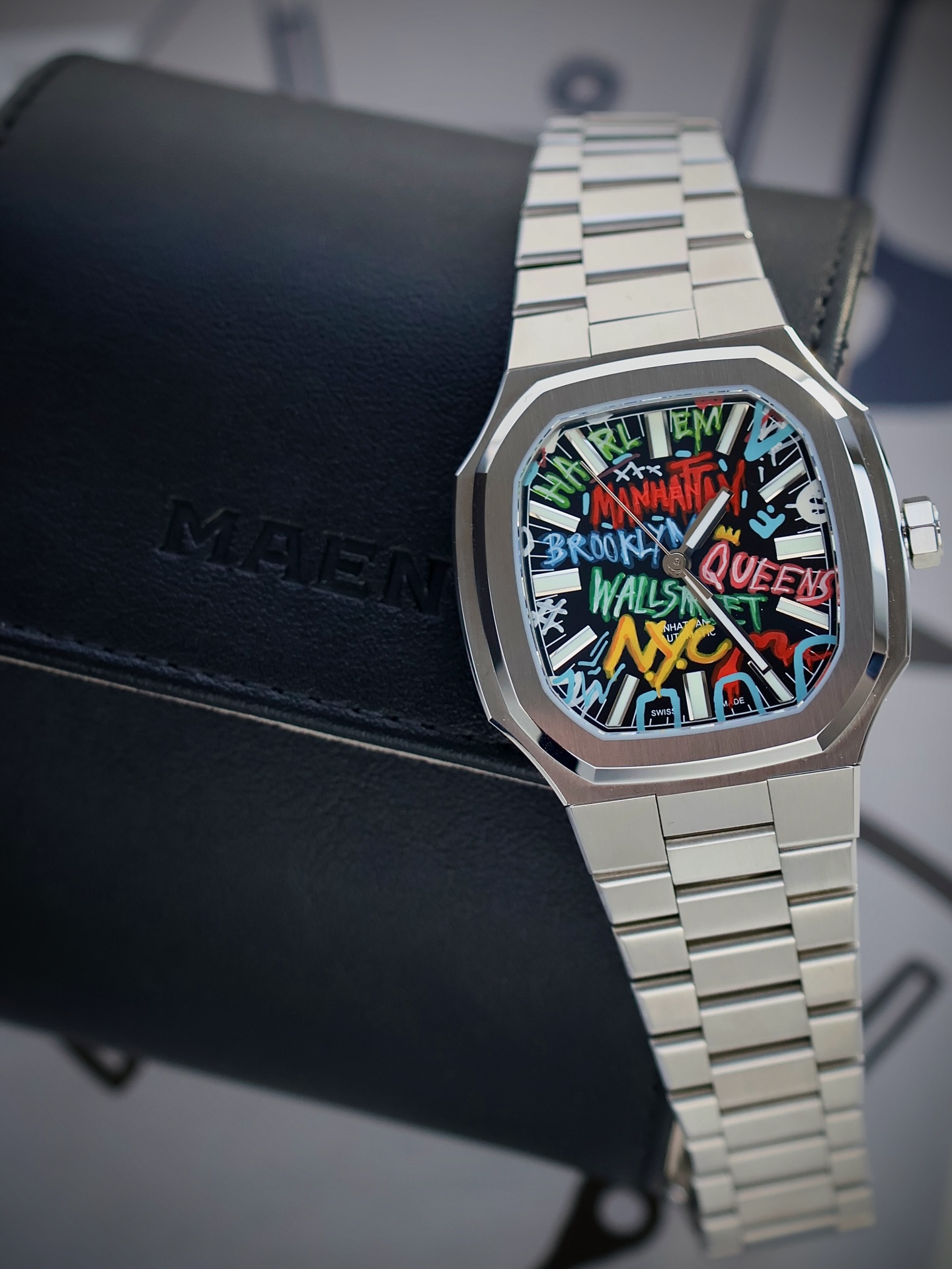 We got a limited edition show-down on our hands! 🏙️🦇
In a crowded field of “limited”, “special” and “exclusive” editions, it’s easy to lose track of watches actually worth your time and money. But Maen has a special edition that is surely worth a second look 👀
I was impressed a few years ago when @maenwatches released their first collaboration with @iflwatches_ae featuring a unique hand-painted dial reminiscent of graffiti that often covers NYC buildings, bridges, trains and box trucks.
This past year they refreshed the collaboration’s design with an “After Dark” version, which includes nods to Gotham (a fictional city in Batman) and NYC’s darker side 🌑
My friend was lucky enough to snag both limited editions and I was even luckier that he let me borrow these watches over the holidays.
So which are you choosing? Classic NYC? Or the “After Dark”?