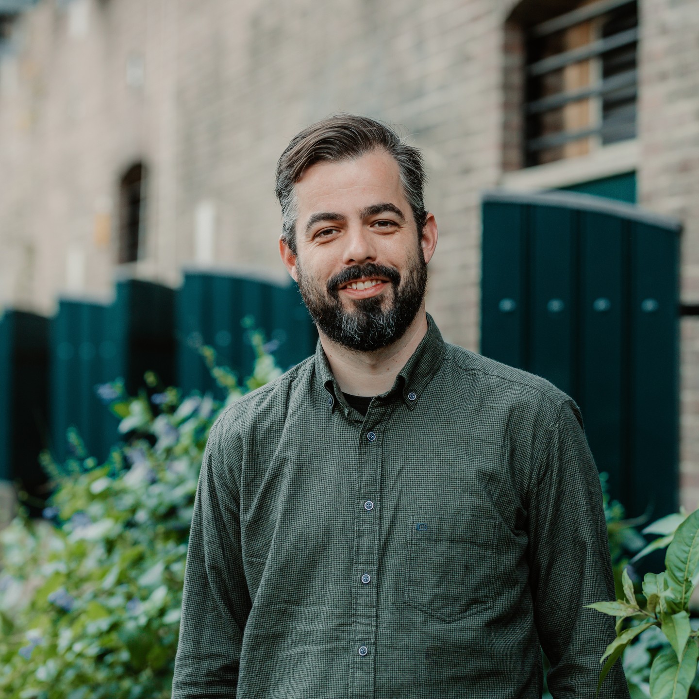 "Zolang je wildernis gelijkschakelt aan ongerepte natuur, blijf je blind voor het feit dat elk organisme bestaat bij gratie van zijn verzet tegen de wildernis."
Dat schrijft filosoof Norbert Peeters in zijn boek Wildernis-vernis. Een filosoof in het Vondelpark (2021). Wij spraken met @norbertbotanischfilosoof over wildernis-idealen, wildernisverlangens en de paradoxen van de hedendaagse herwilderingstrend.
Luister de laatste aflevering van onze #podcast #wildernissen vanaf vandaag via je favoriete podcastkanaal!