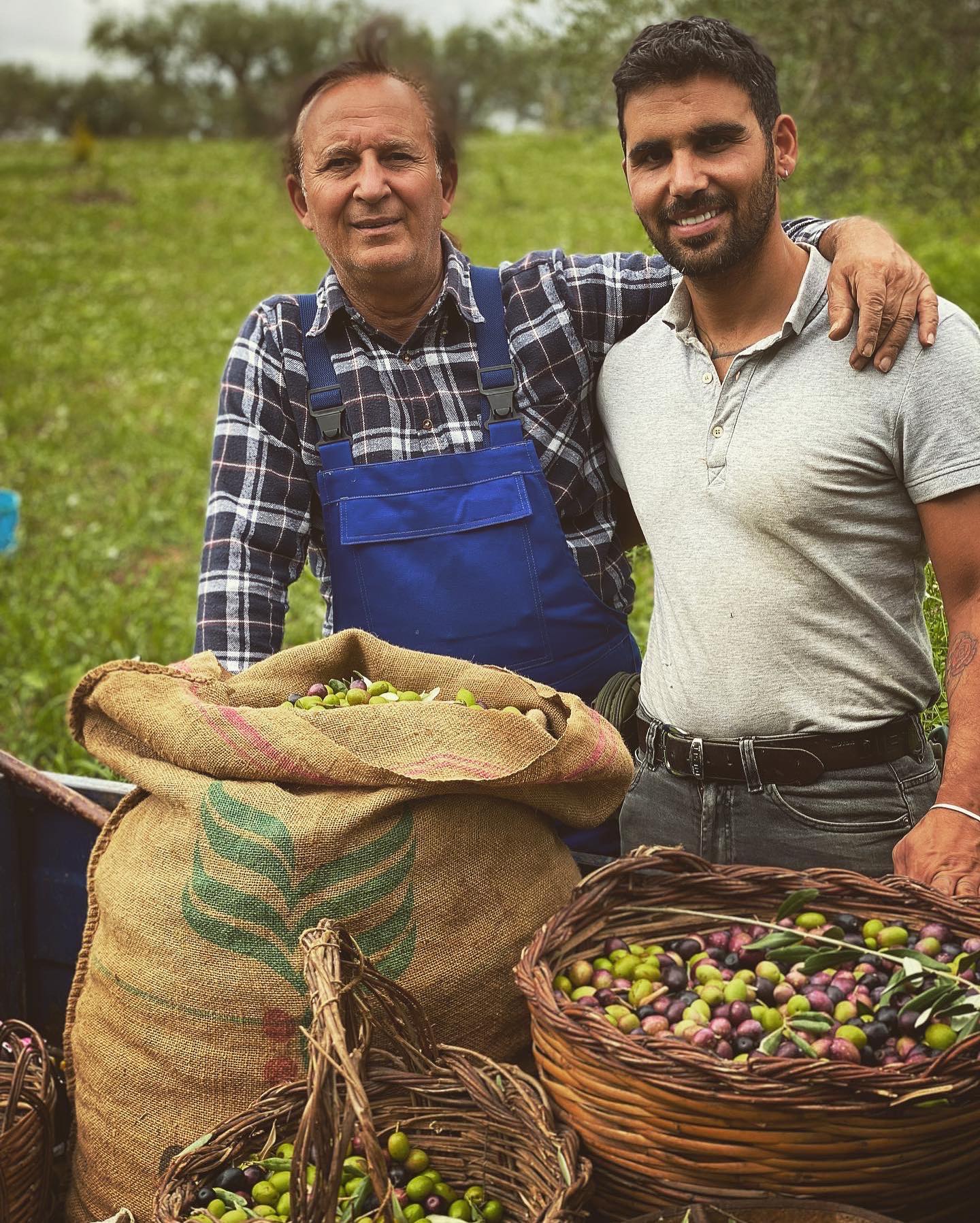 Echtes natürliches Olivenöl
www.olivenoelaranzulla.de
#olivenöl #nativesolivenölextra #bioprodukt#italienischesolivenöl #olivenölmitbrot #inolivenöldippen #nachhaltig #frühstückmitolivenöl #olivenölextravergine #bioolivenöl#naturprodukt#natürlich#gesund#filippoaranzulla#plantage#oekologisch#olivenölaranzulla