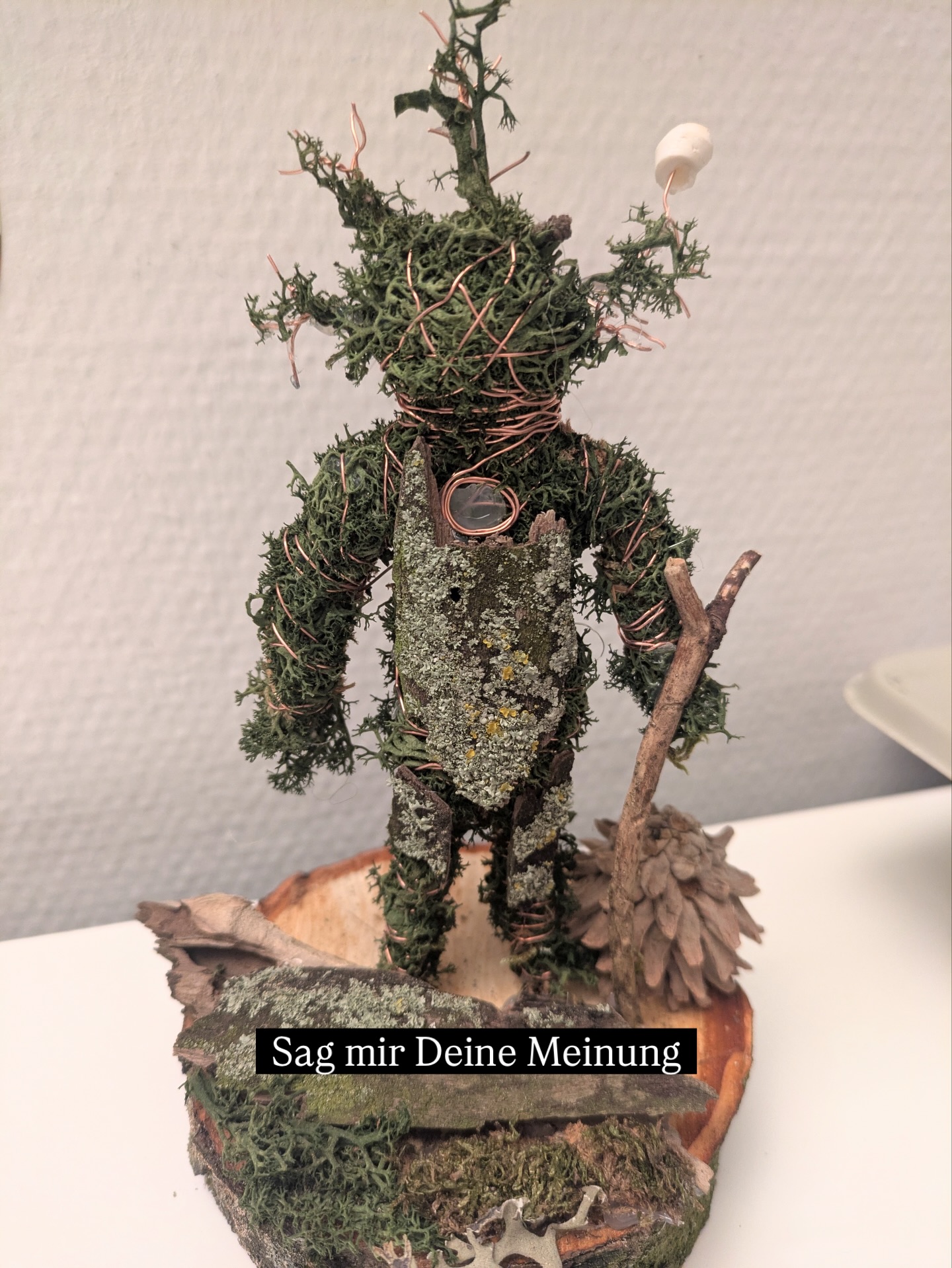 🌿 Werkbank-Gedanken & ehrliche Frage an euch 🌿
Ich habe mal ein neues Bastelprojekt ausprobiert – etwas erdverbundenes, naturverbundenes.
Ein Erdelementar aus Moos, Holz, Draht und Fundstücken.
Ich mag ihn sehr, aber ich bin mir noch nicht ganz sicher, ob er „fertig“ ist.
Mein Bauchgefühl sagt: leuchtende Augen würden ihm noch gut tun ✨👀
👉 Was sagt ihr?
• Wie findet ihr das Projekt insgesamt?
• Fehlt euch noch etwas?
• Leuchtende Augen – ja oder nein?
• Oder habt ihr ganz andere Ideen?
Bitte ehrlich 🙏
Ich bin neugierig auf eure Gedanken – ganz ohne Schönreden.
#werkbankmoment #bastelprojekt #erdelementar #naturkunst #handgemacht feenhandwerk kreativprozess bitteehrlich