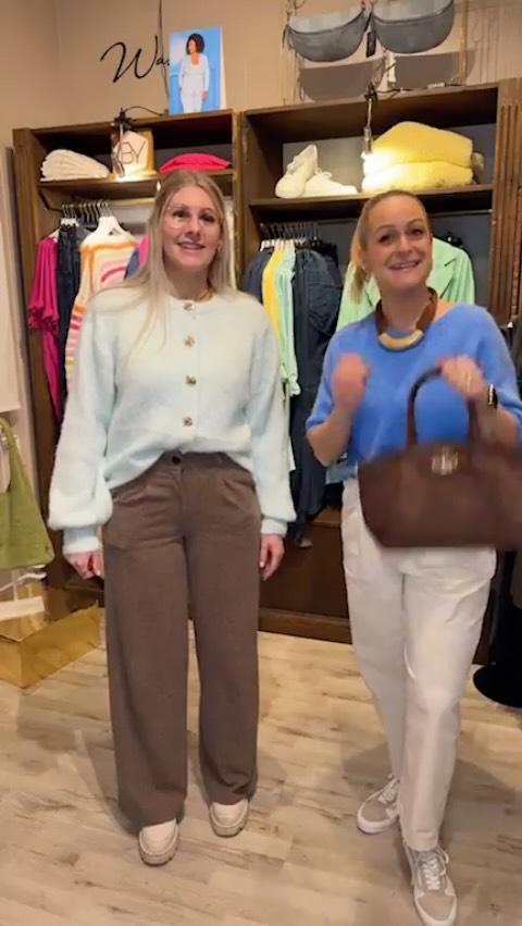 Live-Shopping mit unserer lieben Elisa @blondielli 🥰
Ganz bald ist sie auch bei uns im Team & wird uns im Store & bei Live-Shoppings, Events usw. unterstützen.
Wir freuen uns sehr über unseren Teamzuwachs mit Elisa 🫶🏼
#liveshopping #fashion #instafashion