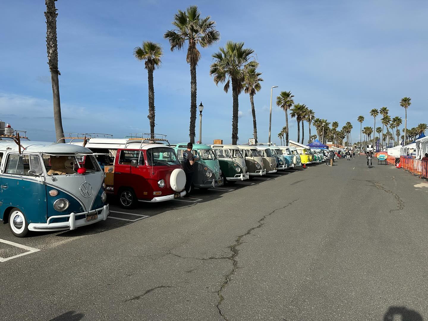 @darrylsanta hanging out in the #thesantavw enjoying the #huntingtonbeach #surfcityusa marathon β¦ πββοΈππ€