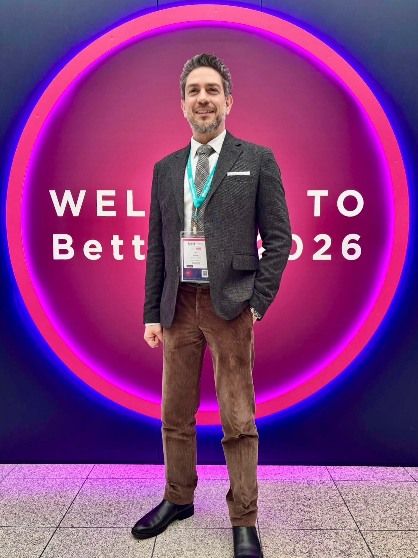 📍 Bett 2026 | Londra
🌍 Dünyanın en büyük eğitim teknolojileri etkinliği olarak tanına Bett, öğretmenleri, okul liderlerini, ed-tech girişimlerini ve teknoloji şirketlerini dijital dönüşüm odağında bir araya getiren global bir buluşma.
🎤 Bett’in bu yılki keynote konuşmacılarından biri de Khan Academy’nin kurucusu Sal Khan’dı. Fuarın ilk gününde, ana sahne olan Arena’da açılışın ardından Sal Khan “Google ve Khan Academy: Yapay zekânın eğitimdeki potansiyelini hayata geçirmek” başlıklı oturuma konuk oldu. Sahnede kendisine Google’ı temsilen Ben Gomes (Chief Technologist for Learning & Sustainability) eşlik etti.
🤝 Bu oturumda, Khan Academy ve Google iş birliğiyle geliştirilen, Google’ın Gemini modeliyle desteklenen yeni yapay zekâ yazı/kompozisyon yazma asistanı tanıtıldı. Odak, içeriğin ötesinde, öğrencilerin düşünme ve yazma süreçlerini pedagojik olarak desteklemekti.
🇹🇷 Amerika’dan gelen Khan Academy ekibiyle birlikte 3 gün boyunca fuardaydım. Birçok eğitimci dostla bu kez Londra’da bir araya gelmek, yeni bağlantılar kurmak ve ed-tech dünyasındaki yenilikleri yakından takip etme fırsatı bulmak harikaydı.
💫 Khan Academy’nin OpenAI’dan sonra bu kez yapay zeka öğrenme araçlarında Google ile işbirliğine imza atması ise eğitimin hızla değişen geleceğine olan bakışımıza yeni bir heyecan kattı.
#Bett2026 #KhanAcademy #KhanAcademyTR #EdTech #SalKhan @khanacademy @khanacademyturkce