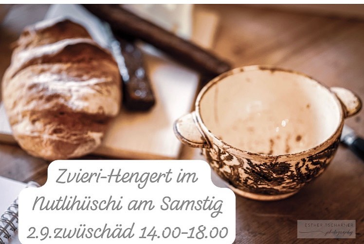 kulinarischer Event mit Härdöpfelribel, Öpfelmuäs und Alpchääs im Nutlihüschi. Zeitgleich sind die Rohrmühle und die Schröder Schmitte geöffnet Und wir verkaufen frisches Holzofenbrot und Zopf. Wir freuen uns auf euren Besuch🌲🏠☺️🌞#heimatmuseum#nutlihüschi#kulinarischerevent#regional#walserkultur#frischesholzofenbrot#klostersserneus#prättigau#graubuenden