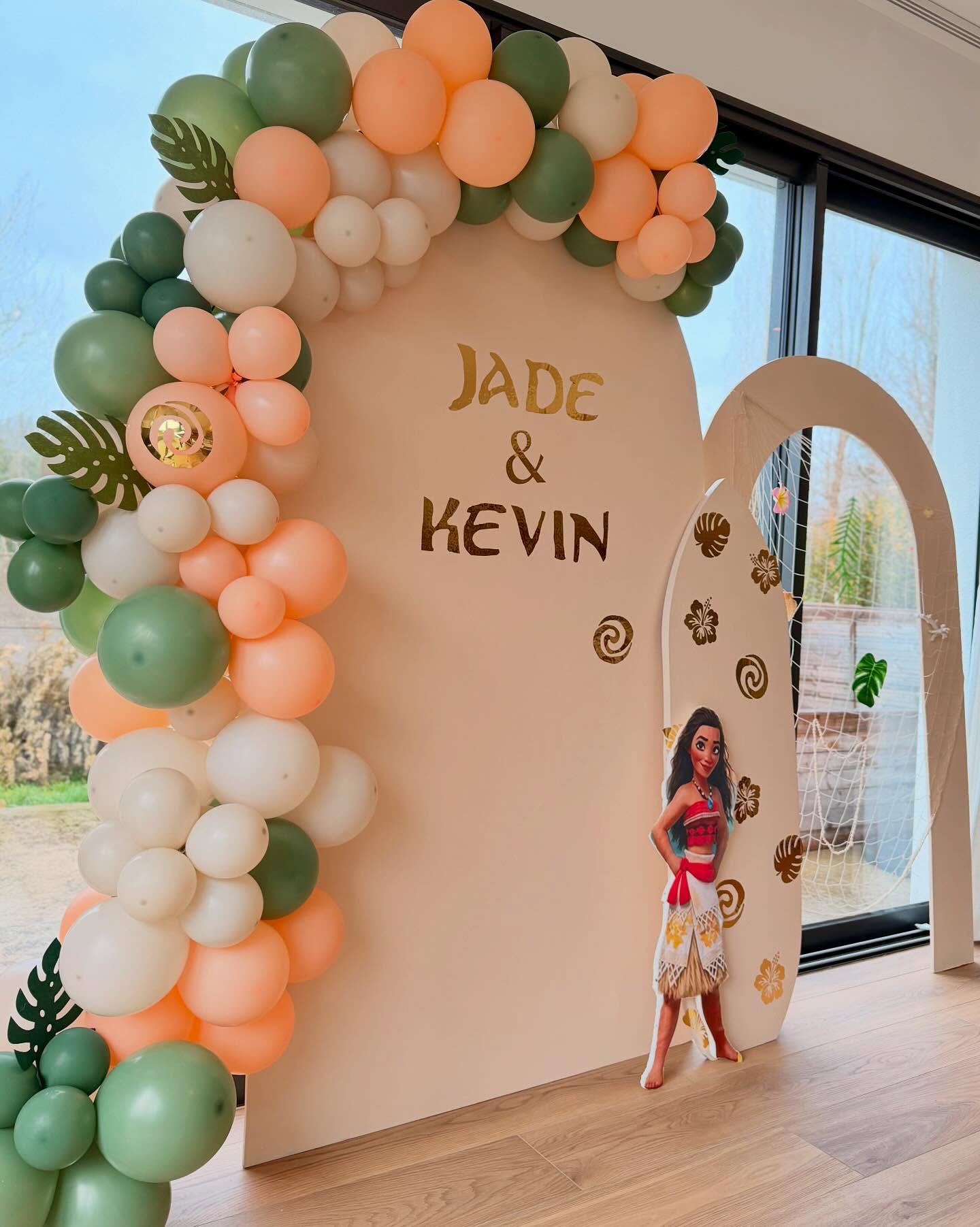 IA ORA NA 🐚☀️
Un maxi décor pour ces deux anniversaires 🌺
Un bar à cocktails sous les yeux de Maui & une arche de ballons XXL pour célébrer ces moments précieux en famille 🥥
Le soleil s’est invité à table pour garder en mémoire de jolis souvenirs !
Si toi aussi tu as envie d’un anniversaire personnalisé, contacte-moi vite !
#event #decoration #evenement #anniversaire #jalmaevent #decoratriceevenementielle