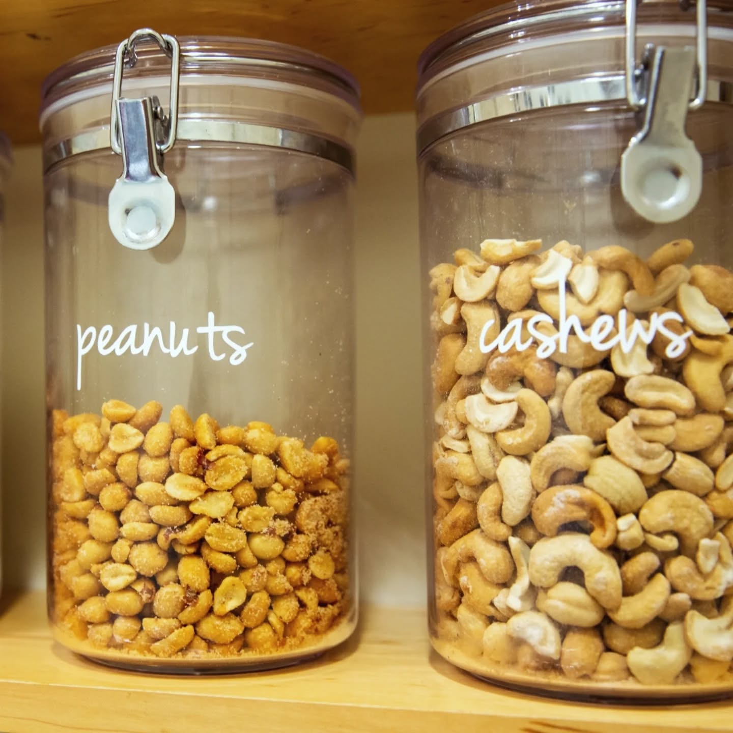Don't let a disorganized pantry be an obstacle to healthier eating. Swipe left for a stunning, yet simple before and after.
#pantryorganization #organizerforbusyparents #professionalorganizer #bayareaorganizer #amscotthome