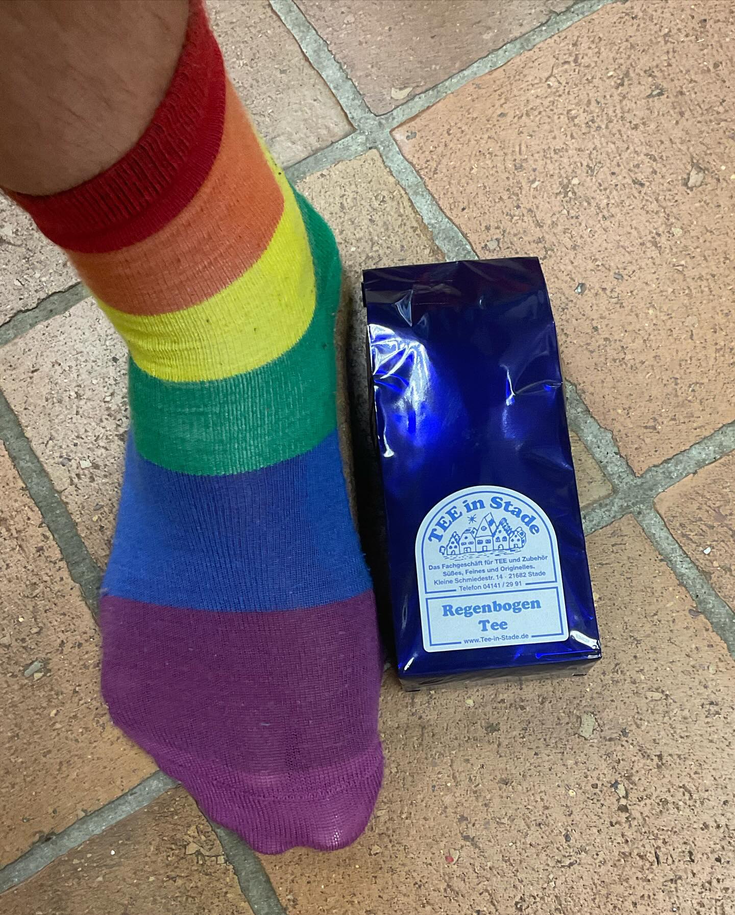 Einen schönen Tee und ne coole Socke am internationalen Tag gegen Homophobie, Bi-, Inter- und Transphobie. Schmeckt gut und sieht auch an jedem anderen Tag gut aus! 🏳️🌈🌍❤️😎 #landkreisstade #queer #teeladen #spassbeiderarbeit