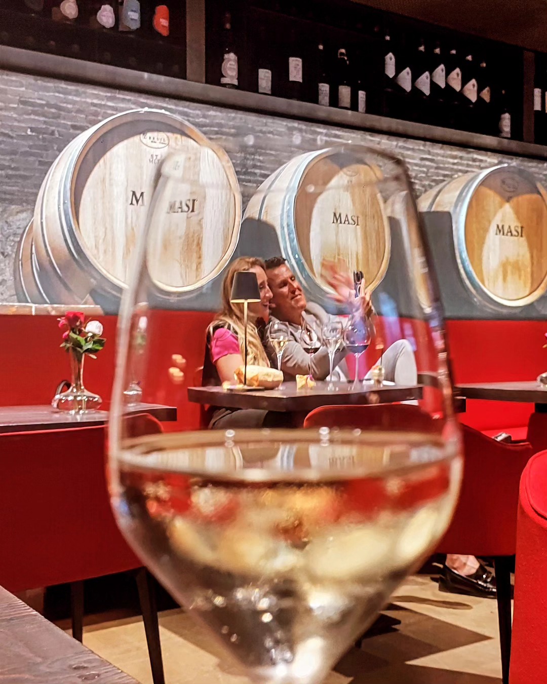 Die Masi Wine Bar hat mit Johannes Möhring einen tollen Mixologen an Bord geholt, der köstliche Aperitivi und Cocktails zaubert. Die können übrigens jederzeit auch im idyllischen Innenhof genossen werden, ein Geheimtipp. Mehr im Blog bei uns!
#masi #wine #bar @masiwinebarmunich @masiwines @je_suis_moehri #mixology #aperitivo #cocktails #negroni #wein #amarone #valpolicella