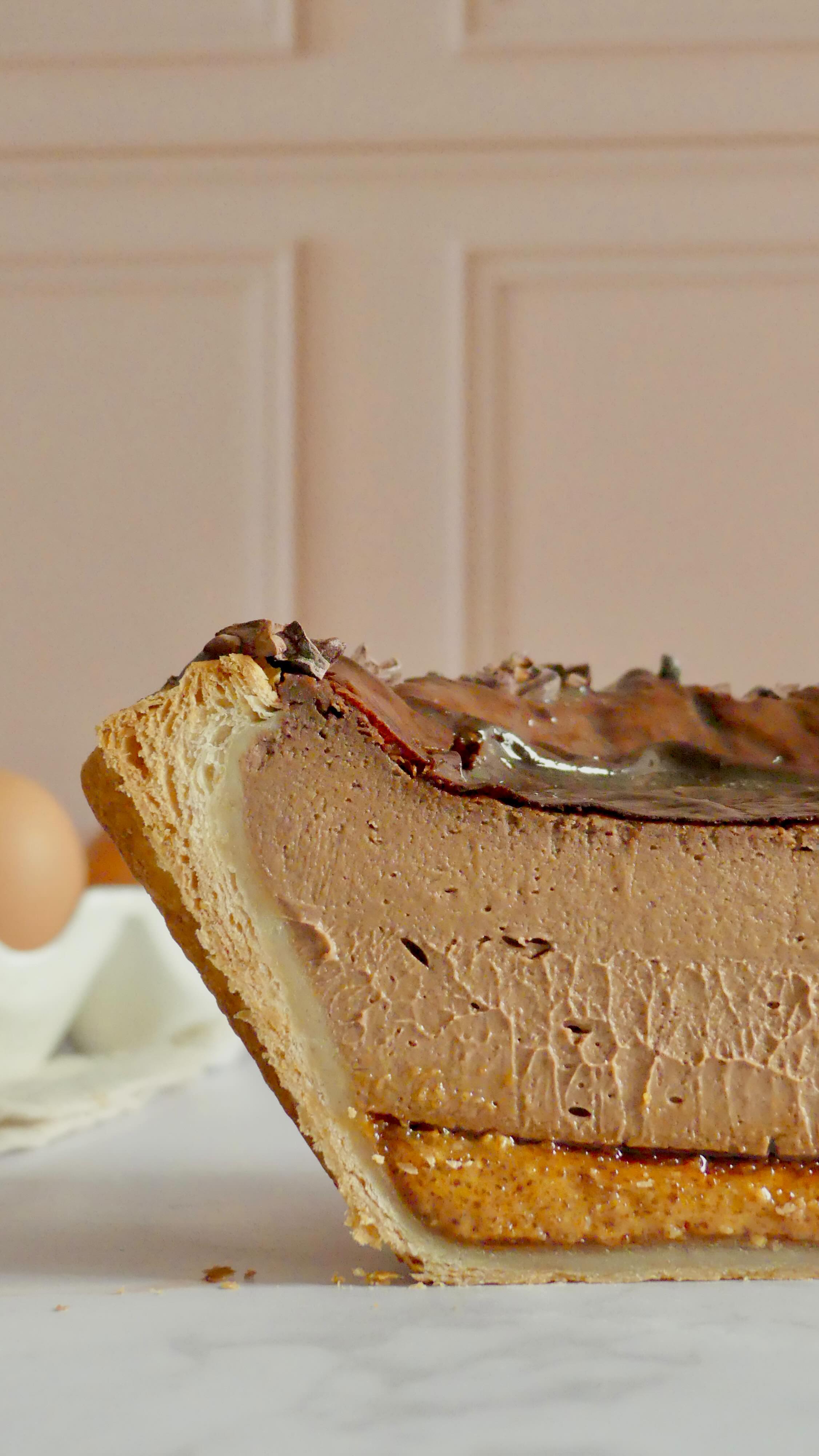 Un peu (ou beaucoup) de gourmandise avec mon flan Chocolat et praliné cacahuète, crémeux comme il faut,
le chocolat Guanaja de @valrhona bien présent, un praliné cacahuète hyper généreux✨
Juste ce qu’il faut de gourmandise 🤎
En attendant deux recettes qui arrive pour la Saint-Valentin je vous envoie plein d’amour avec ce joli flan 🥰
~
Avec les magnifiques fonds photo de @fondphoto.pastryandtravel et le superbe porte œufs de @dilleetkamille_fr
~
#patisserie #flan #flanchocolat #praliné #gourmandise