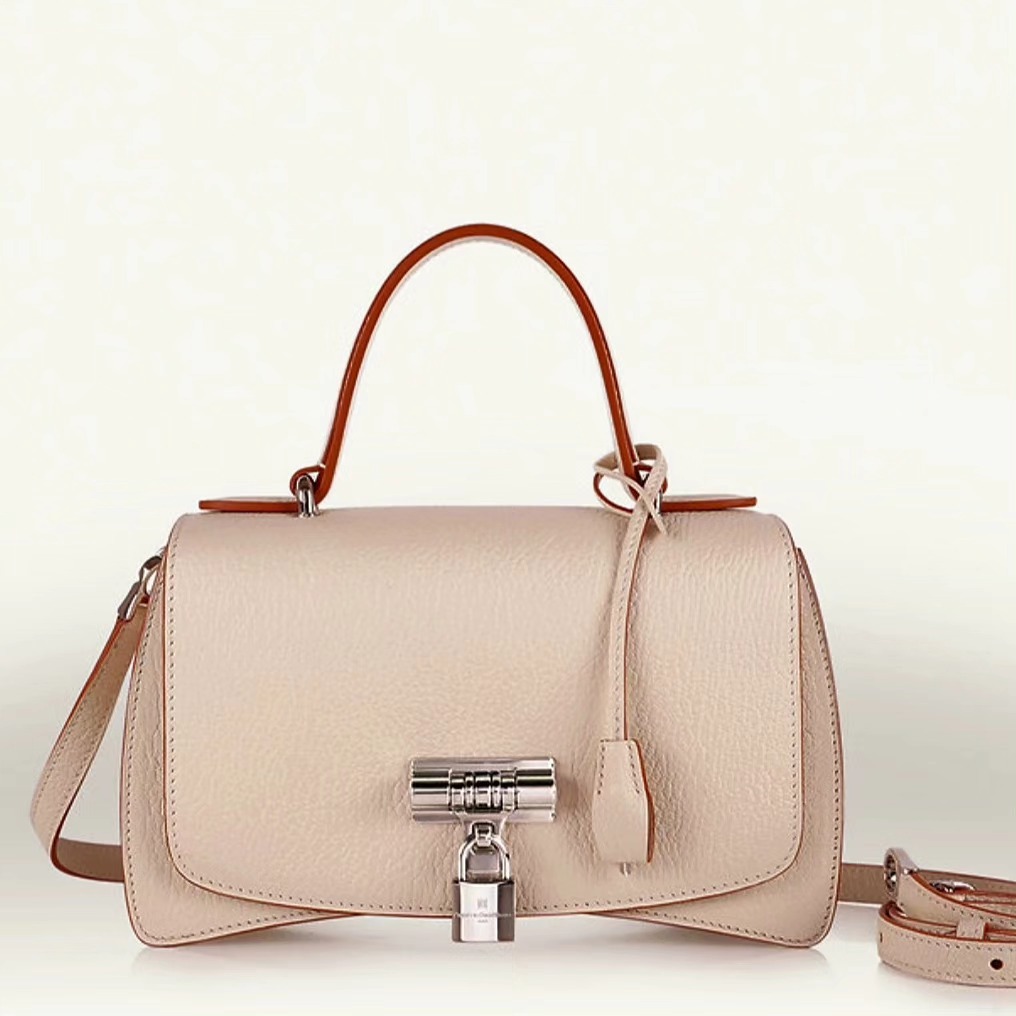 Ce sac à main Loquet en taurillon poudre sera votre parfait compagnon pour cet été.
#loquet #prouesbydavidhanna #meilleurouvrierdefrance #hautemaroquinerie #poudre #cuir #Luxuryhandbag #Paris #elegance #madeinfrance #triangledor