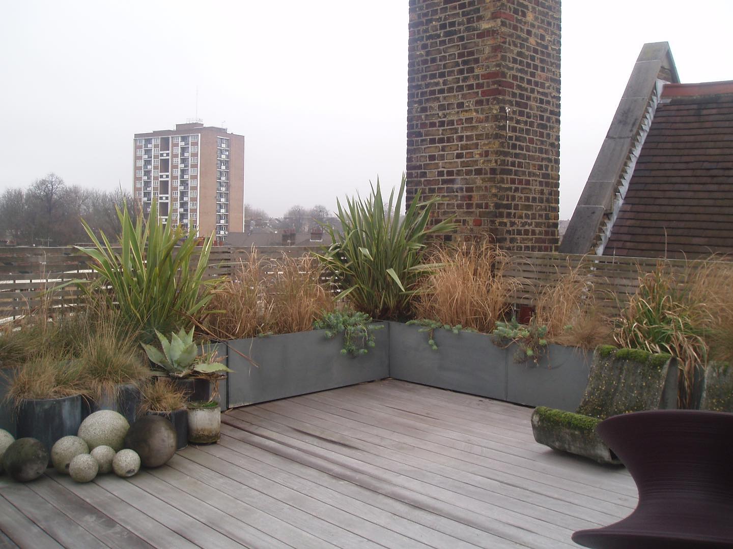Look how good this rooftop garden looks when the weather’s gloomy, imagine it in summer! 🌿 #garden #rooftopgarden #londongarden #decking #gardeninspiration #gardenideas