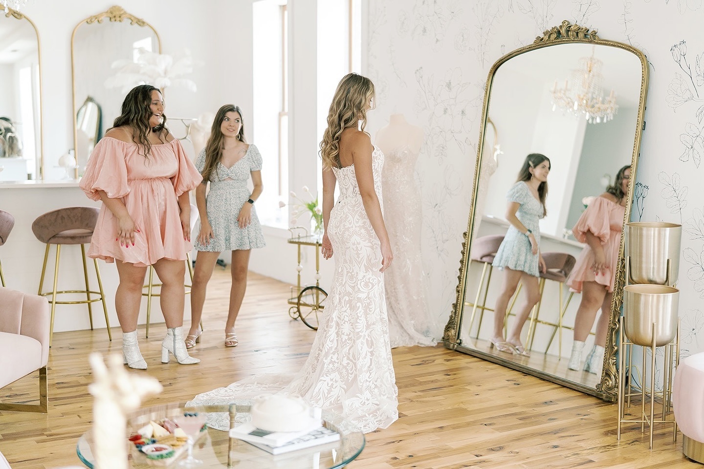 Yes! Bring your besties, your family or just one special friend, our favorite SAMPLE SALE gowns are still available! We have so many beauties to try on, book today. Our newest styles are also available, choose your favorite look and fall in love 💕
.
Book online, link in bio…psst, you’re beautiful!
.
.
.
.
.
.
.
.
#juniperandoliveco #shopsmall #shopjewell #cafe #vintage #cocktails #craftcocktails #shallshop #localbusiness #shoplocal #coffeeshop #happyhour #livecolorfully #food #antiques #bistro #wedding #bridal #bridalshower #engagementparty #bridalgown #iowawedding