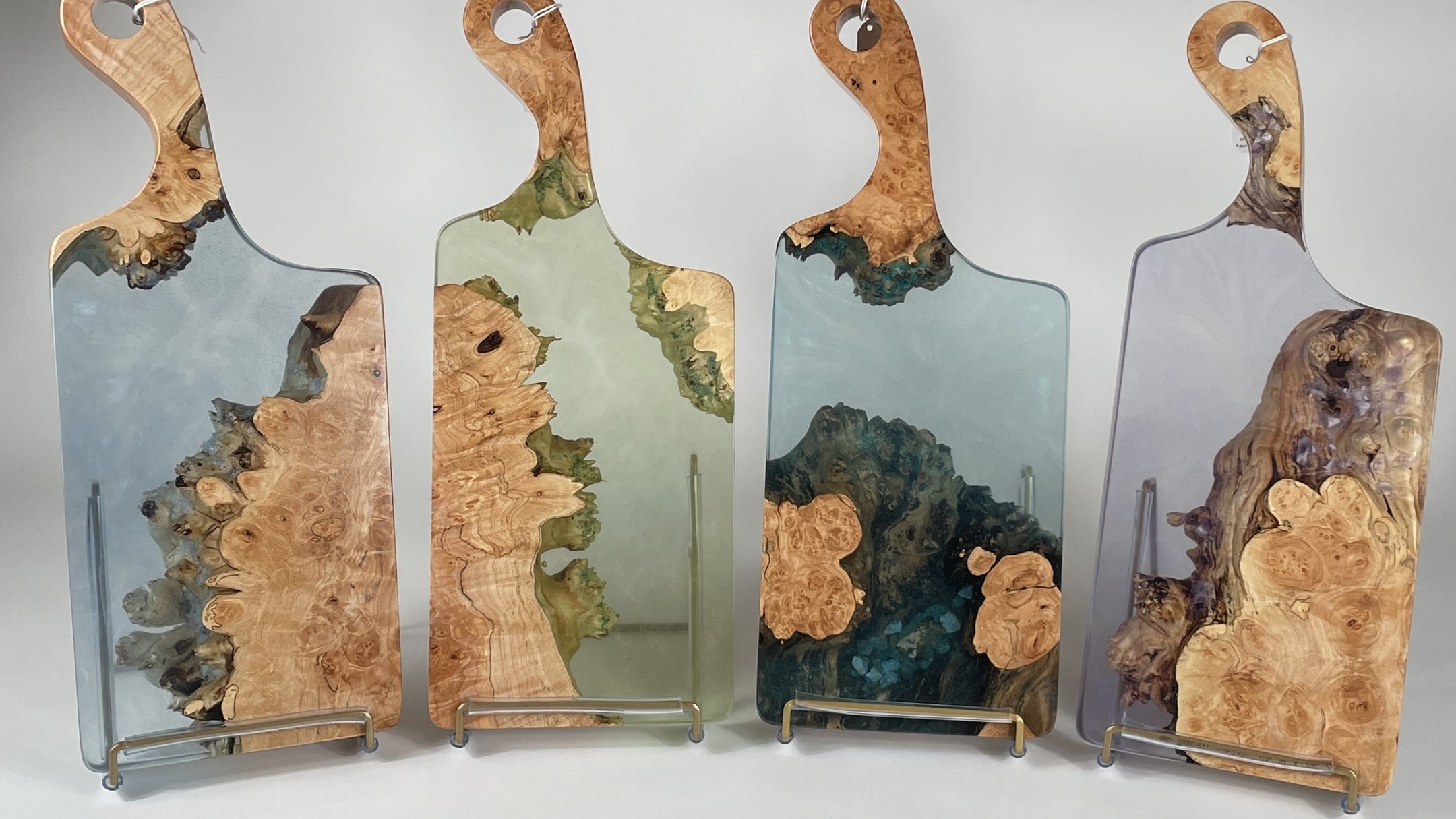 A new series of Ocean Charcuterie Boards in the works. These completed boards have various gemstones in the resin, each colour of resin has different gemstones glued in.
#bigleafmapleburl #charcuterieboard #charcuterie #darawoodworks