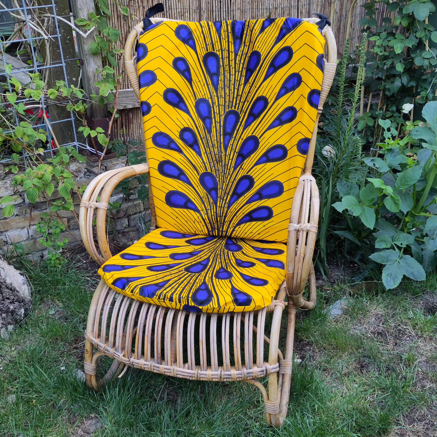 De zomer is nu echt begonnen met deze stoelkussens! De Afrikaanse wax stof, gemaakt in Nigeria en gekocht in Zimbabwe, heeft eindelijk een goede bestemming gevonden 🇿🇼💛