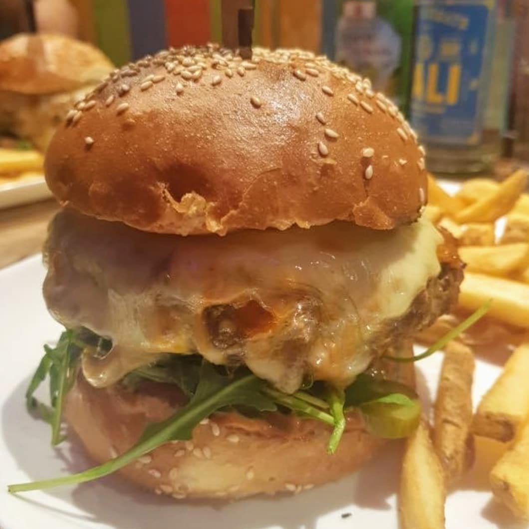 Habt Ihr uns und unsere leckeren Burger schon vermisst?
Dann haben wir eine gute Nachricht für Euch: wir sind wieder da!
Wir haben uns dazu entschlossen, ab Donnerstag, den 09.04.20, täglich (Montag bis Freitag) von 11.30 - 14.30 Uhr unser Lokal zumindest für die Mitnahme in der Mittagszeit zu öffnen, bis wir gemeinsam als Sieger über die aktuelle Situation triumphieren.
Auch telefonische Bestellungen zum Abholen sind möglich: 089-54328827.
Bald dann auch Abends zum Mitnehmen möglich - wir halten euch auf dem Laufenden. #burger #bestburgerintown #tastemyburger #munich #halal #grill #fire #foodlover #foodporn #münchen #restaurant #tmb #lovefood #burgerlove #takeaway #takeawayfood #mitnahme #abholung #essen #food