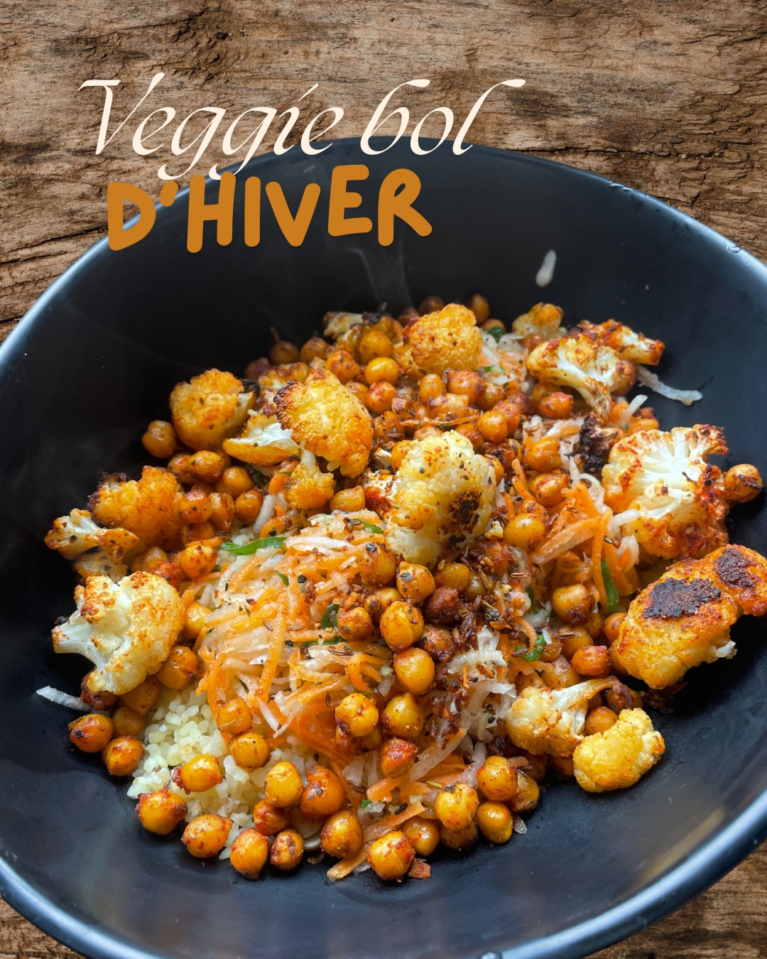 Bol hivernal aux épices 🍲
Pois chiches croustillants, chou-fleur rôti, boulgour, crudités et sésame et sa sauce tahini crémeuse.
Un délice ! Et c’est pas moi qui le dit 🤫
Pour 2 personnes
• Chou-fleur et pois chiches
1/2 chou-fleur, coupé en petits bouquets
400g g de pois chiches, cuits, égouttés, rincés et bien séchés
Un filet d’huile d’olive
2 c. à café de curcuma
3 c. à café de paprika
3 c. à café de cumin
2 c. à café de zaatar
Une bonne pincée de sel et de poivre
• Sauce Tahini
4 c. à soupe de tahini
Jus d’1 citron
1 c. à soupe d’agave ou de sirop d’érable
Pincée de sel et de poivre
Eau tiède pour diluer (environ 3–4 c. à soupe)
• Boulgour
1/2 tasse de boulgour
• Salade de crudités
(en gros ce que vous avez sous la main, pour moi : )
1 carotte râpée
1/2 chou rave râpé
1/2 radis noir râpé
3 queues d’oignon hachées finement
Jus d’1 petit citron
2 c. à café d’huile d’olive
Pincée de sel et de poivre
2 c. à soupe de graines de sésame noir
• Préparation
Préchauffez le four à 200°C. Disposez le chou-fleur et les pois chiches sur une plaque, ajouter l’huile et les épices et bien mélanger. Cuire au four 30–35 minutes.
Mixez tous les ingrédients du Tahini jusqu’à obtenir une texture crémeuse. Ajouter l’eau progressivement jusqu’à consistance souhaitée.
Dans une casserole, faire bouillir de l’eau salée et cuire le boulgour 10 min.
Pour la salade, mélangez les légumes, l’huile d’olive, le citron, le sel et le poivre, le sésame.
Pour assembler : répartir le tahini au fond du bol, puis garnir avec le boulgour, les crudités, le chou-fleur, les pois chiches. Dégustez ! 🤗
L’idée est de vous inspirer ! S’il vous manque des ingrédients, improvisez ! C’est ça aussi la cuisine 😍
Tu vas tester ?