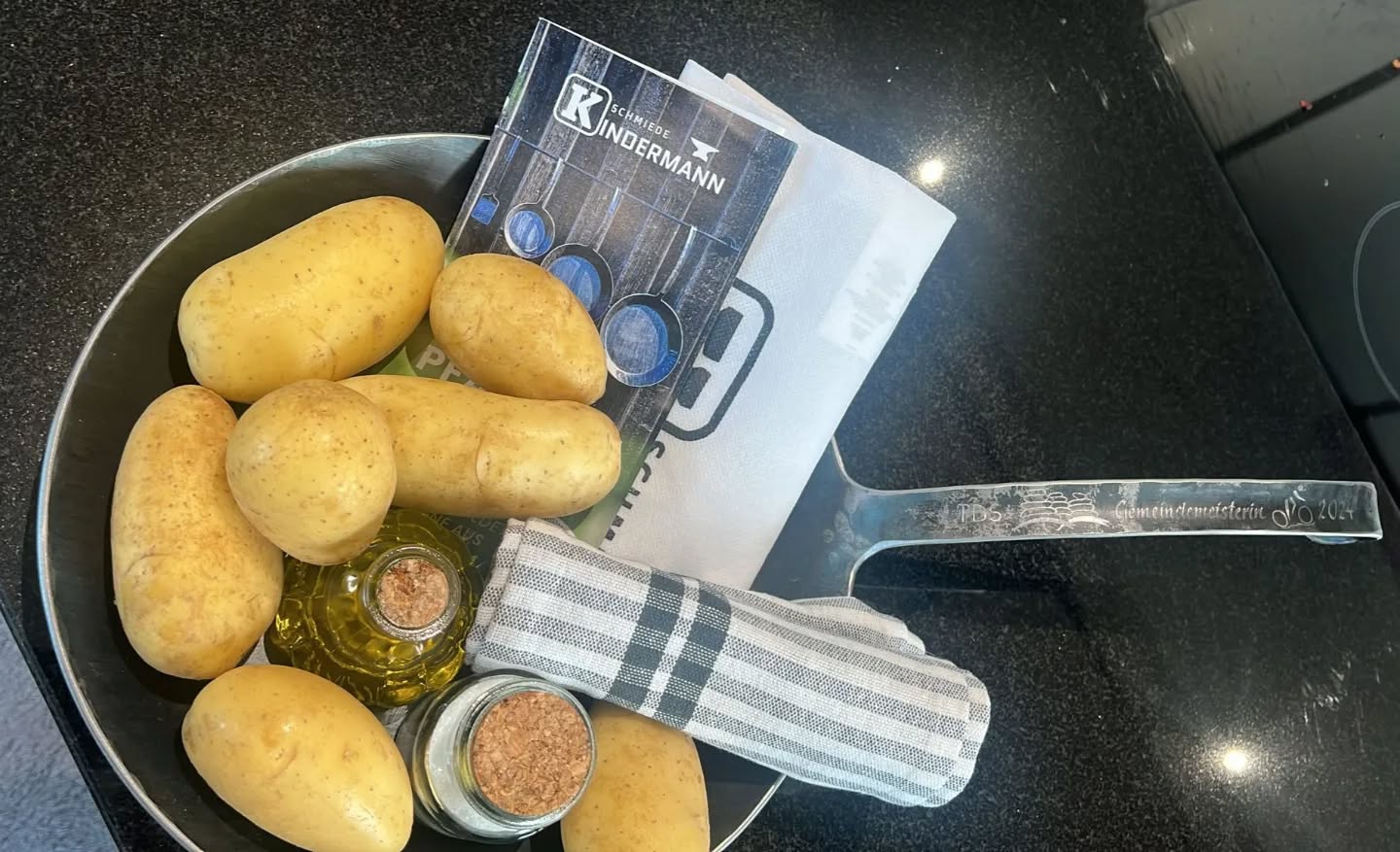 Hier ist sie! 🤩
Das sind im Jahr 2024 unsere Pokale für die besten Läufer 🏃♂️ und Radfahrer 🚴♀️ der Gemeinde Neureichenau auf den Berg
und
für das Gewinnerpaar bei der Race Night 🚴
Wir freuen uns schon sehr, wenn wir euch morgen diese einzigartigen Pokale überreichen dürfen 🏆
Vielen Dank an die Schmiede Kindermann für diese tollen und hochwertigen Pfannen! 👏🍳
PS: seht euch diesen tollen personalisierten Griff an der Pfanne an 😉
@schmiede_kindermann
@dreisesselgemeinde
#tagdessports #quaelspassamdreisessel
#quaelundspielspass #quälspass #quälspassamdreisessel #quaelspass
#teilnehmer #pokale #gemeindeneureichenau #gemeinde #dreisesselgemeinde #dreisesselberg #dreisessel #schmiedekindermann