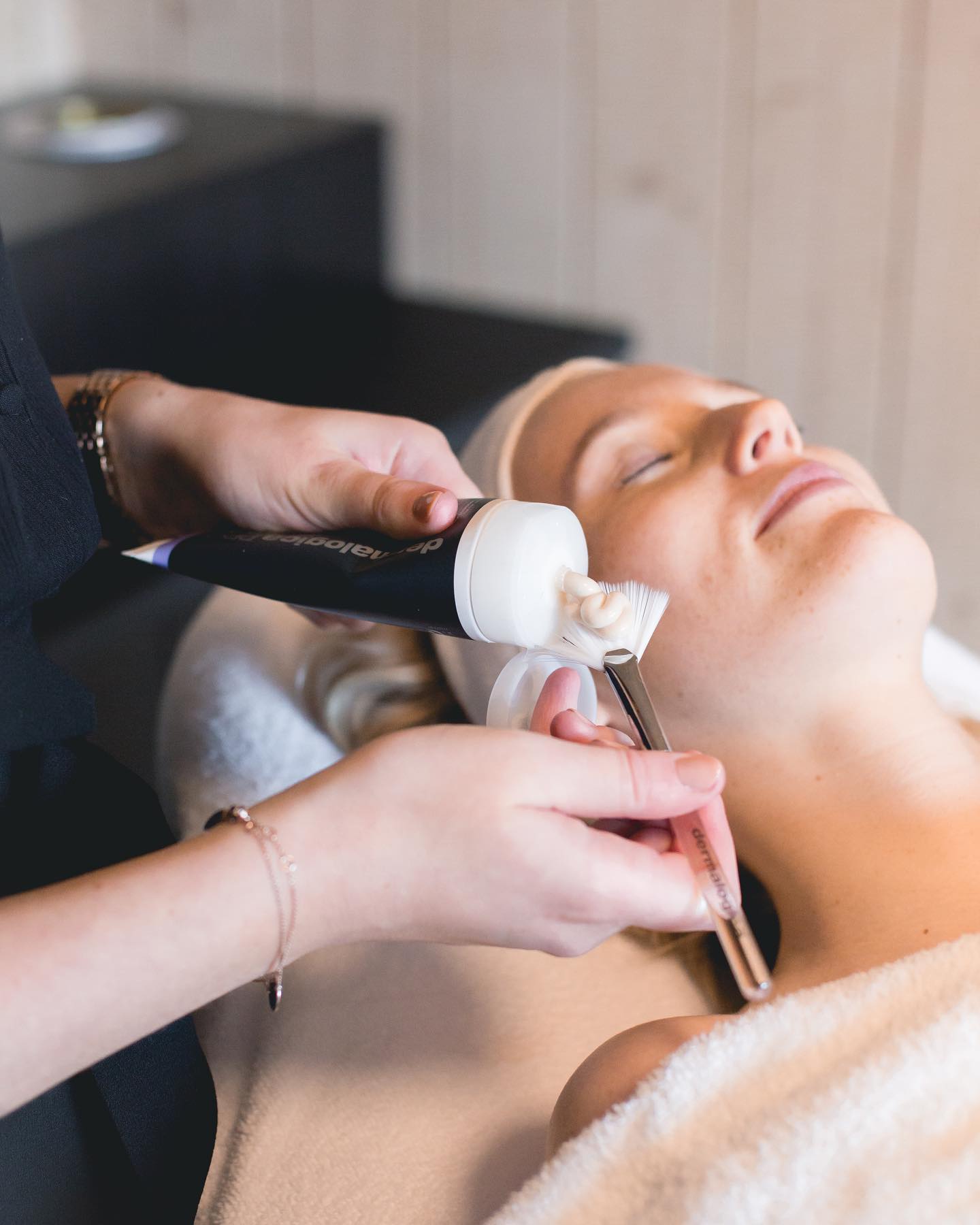 Even wegdromen van een beetje me-time 💭
Bij elke gelaatsverzorging worden de producten aan uw huidtype aangepast, en dat heeft als voordeel dat je huid krijgt wat ze op dat moment nodig heeft.
Indien u kiest voor een ProSkin behandeling, hoeft u niet te kiezen uit een lijst van verschillende soorten verzorgingen, maar kiest u enkel voor een formule.
Elke gelaatsverzorging wordt voorafgegaan door een huidanalyse waardoor deze op maat van uw huidconditie kan worden uitgevoerd.
De ProSkin30 is een verzorging van 30 minuten en omvat een dubbele reiniging van het gelaat en de hals, exfoliatie, serum en dermal layering met masker, toner, moisturizer, SPF en oogcrème.
De ProSkin60 is de meest gekozen verzorging aangezien je hiermee jouw huid complete luxe gunt.
ProSkin60 is een verzorging van 60 minuten voor gelaat, hals en schouders.
Naast de dubbele reiniging omvat deze behandeling ook een exfoliatie, een bloedcirculatie stimulerende massage en wordt een ionactive serum ingezet.
Als afsluiter volgt ook hier een dermal layering (masker, toner, moisturizer, SPF, oogcrème).
Epilatie van wenkbrauwen en bovenlip is inbegrepen indien gewenst.
Boeken kan eenvoudig via de website.