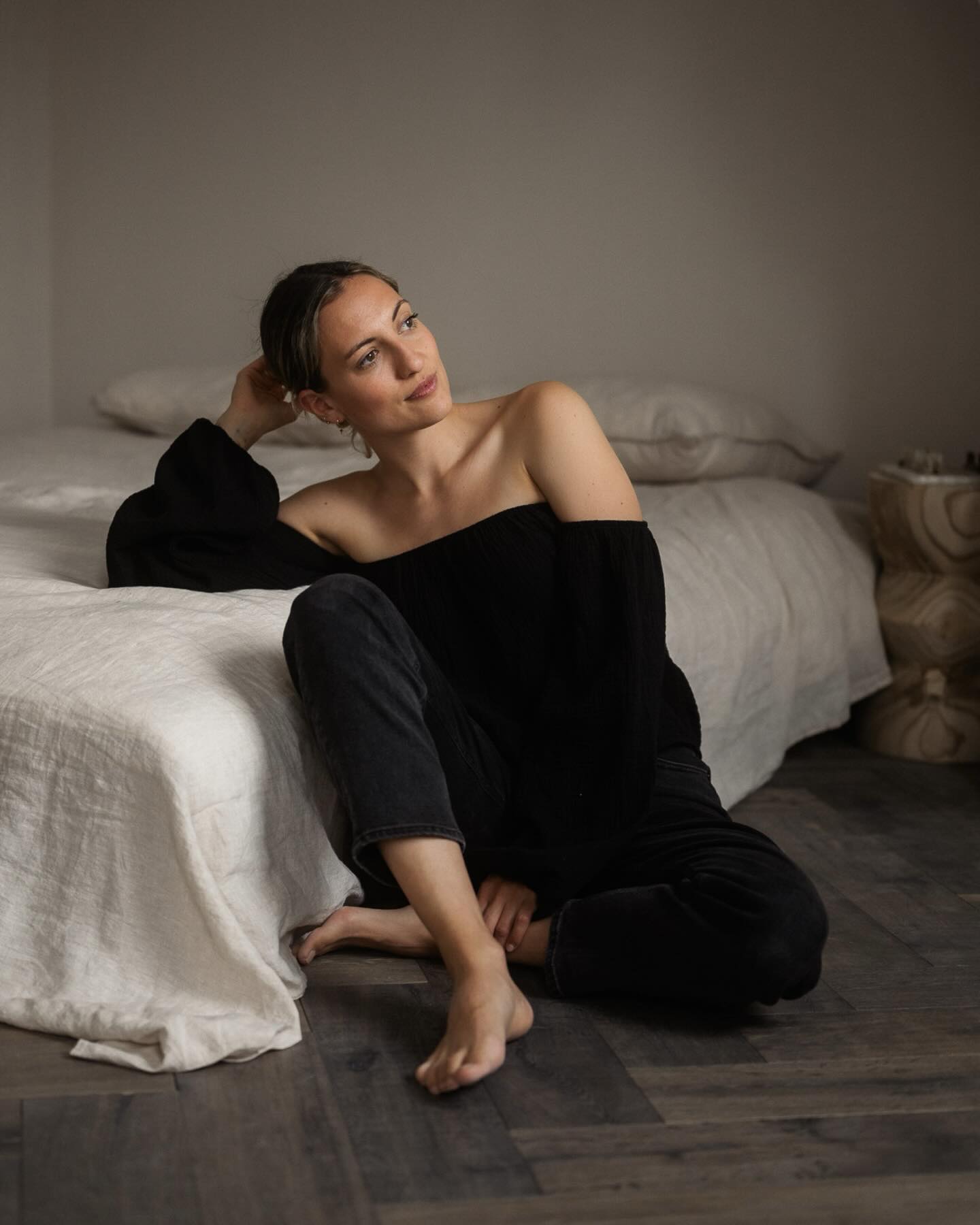 Mit feiner Intuition und offenem Herzen begleitet Diana Menschen durch Zeiten von Abschied, Verlust und innerem Wandel. Mit ihrer Arbeit hält sie den Raum in dem Gefühle da sein dürfen und so eine Verbindung zur eigenen Wahrheit möglich ist - was für eine wichtige Arbeit.
Fühlst du dich angesprochen? Dann schau unbedingt bei @thegriefbubble vorbei🫶🏻
•
•
•
•
•
•
•
•
•
#personalbranding #personalbrandingphotography #personalbrandingshoot #femaleentrepreneur femaleempowerment