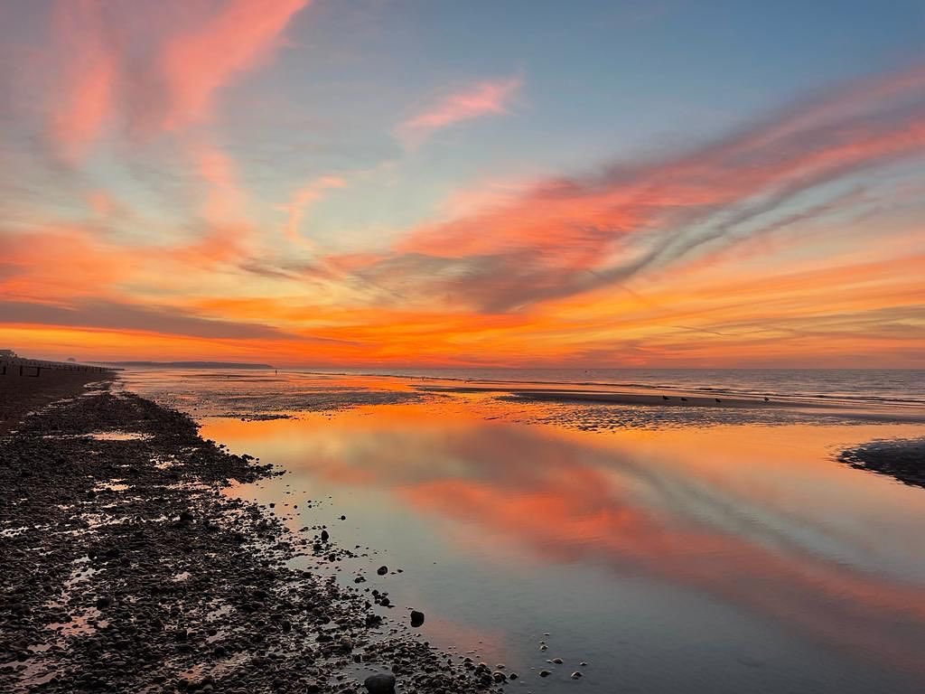 Before sunrise…
who knew the day could hold such beauty even before the sun appears… ?
All I could do was cry.
There is always hope.
Every new day …. is a gift.
#sunrise
#hope
#anewday
#dawn
#beauty
#seascapephotography
#newbeginnings
#light
#pevenseybay
#wonder
#itsawonderfulworld
#rosmansfieldart