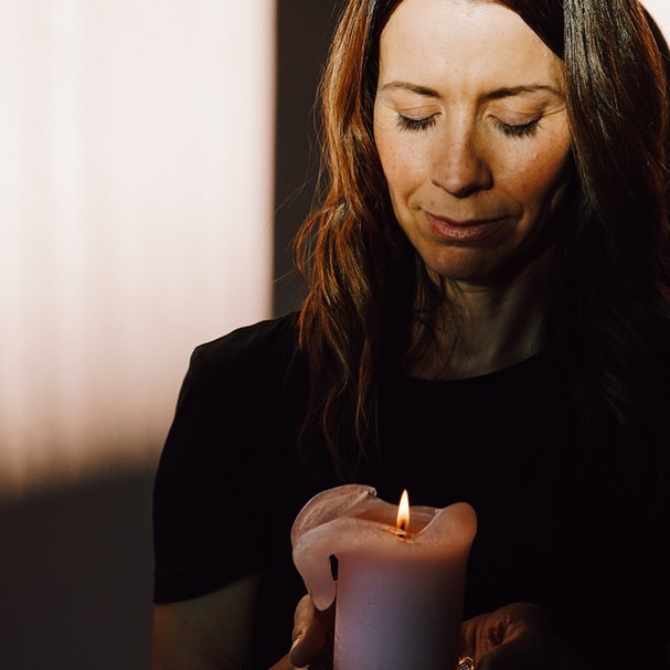 DIE SACHE MIT DEM ENERGIEKONTO
Yoga zu unterrichten zählt für mich zu den schönsten Aufgaben die ich nun seit fast drei Jahren mache. Es ist jedes Mal ein wunderbares Gefühl, meinen Schüler*innen in meinen Stunden eine gute Zeit schenken zu dürfen. Dabei bestätigt mich das liebe und wertschätzende Feedback, welches mich regelmäßig erreicht, in meinem Tun.
Yoga zu unterrichten zählt aber gleichzeitig auch zu den herausforderndsten Aufgaben die ich seit knapp drei Jahren habe. Es ist nicht zu unterschätzen, wie kräftezehrend es doch sein kann eben Woche für Woche diese Energie weiterzugeben.
Verantwortungsvoll Yoga zu unterrichten bedeutet für mich auch das eigene Energiekonto nicht aus den Augen zu verlieren. Rutscht es ins Minus, gilt es wieder liebevoll hinzuschauen. Was brauchen mein Körper und mein Geist gerade um wieder in die Kraft zu kommen?
Um in der Balance zu bleiben, ist es gerade für Yogalehrende essenziell selber regelmäßig zu praktizieren. Ich persönlich versuche die Zeit die ich unterrichte auch in meine eigene Praxis zu investieren. Leider gelingt es mir in meinem vollen Alltag nicht immer. Manchmal ist sogar eine Woche dabei in der ich gar nicht dazu komme.
Bewusste Pausen, auch vom Unterrichten, sind daher keine Schwäche sondern eine erforderliche Selbstfürsorge.
In diesem Sinne. Es dürfen wieder mehr Pausen einkehren und das auf allen Ebenen.
Wie steht es gerade um dein Energiekonto? Was ist dein „Erste-Hilfe-Paket“ um in Balance zu bleiben? Lasst uns hier gerne dazu austauschen und Impulse sammeln.
📸 @wandabadwal 🙏🫶
#yogalehrerin #yogalehrer #yogalehrerdeutschland #yogaunterrichten #yogainbalance #selbstfürsorge #achtsamunterrichten #energiekonto #inbalancebleiben #pausen #prana #neinsagen #neinsagenkönnen #neinsagenlernen #bewusstleben #bewusstsein