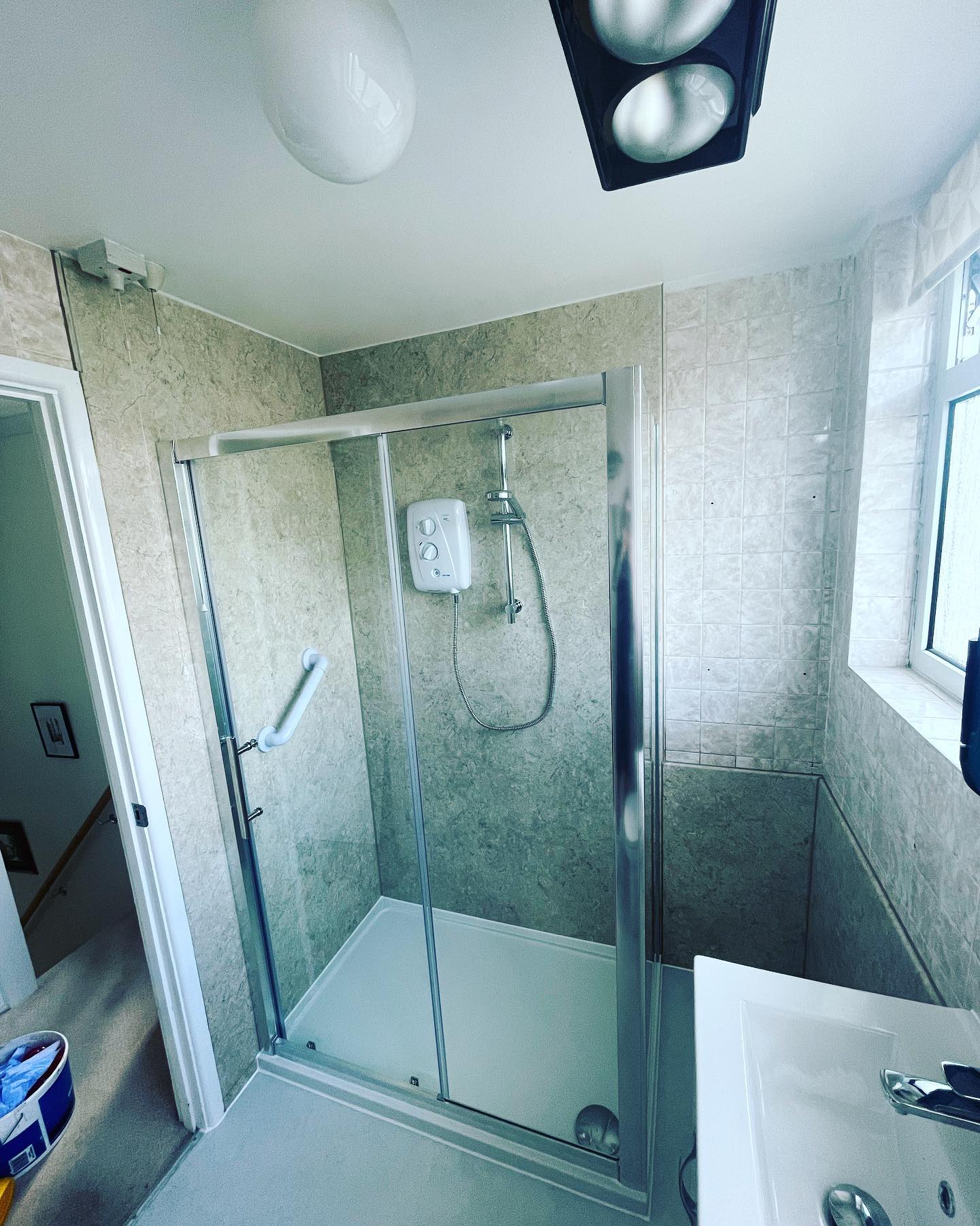 bath out shower tray in 🛀
.
.
.
.
#plumbing #plumbproud #plumblife #plumber #plumbers #plumberdaily #plumbingbristol #plumbingwork