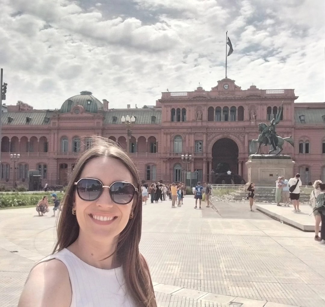 Advogar não é só processar.
É escutar, acolher e orientar quem muitas vezes chega desacreditado, cansado e sem saber por onde recomeçar.
É olhar para onde o cliente só vê um grande problema e mostrar que ainda é possível abrir uma porta.
Porque, antes de tudo, o que muitas pessoas precisam é de alguém que enxergue possibilidades onde elas só enxergam o fim.
💛 A advocacia, para mim, é olhar para cada caso como mais do que um processo. É devolver a esperança e começar um novo capítulo daquela história.