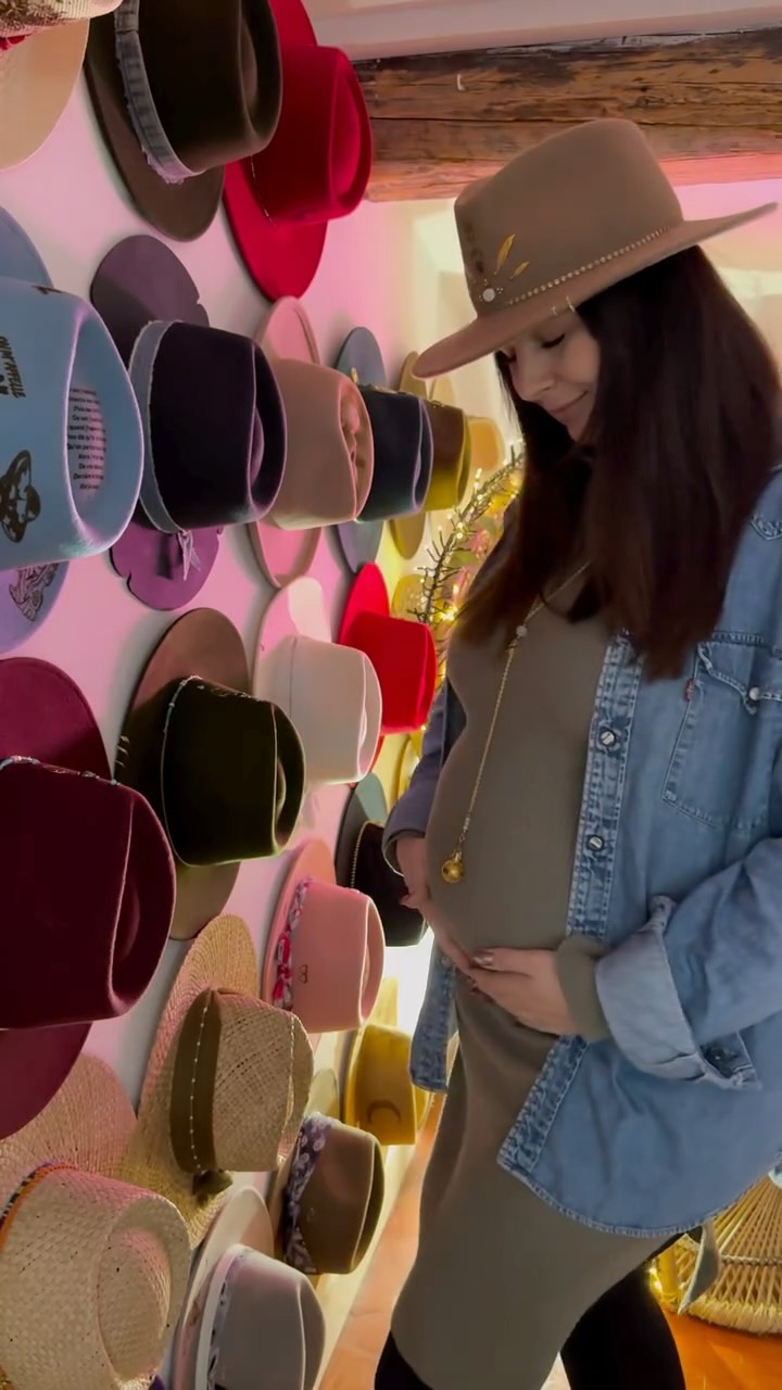 Si j’ai été un peu discrète ces derniers temps, c’est parce que je travaillais sur ma plus belle création 🤭🫶🏼 #annoncegrossesse #babyiscoming #grossesse #babybump #chapeaux