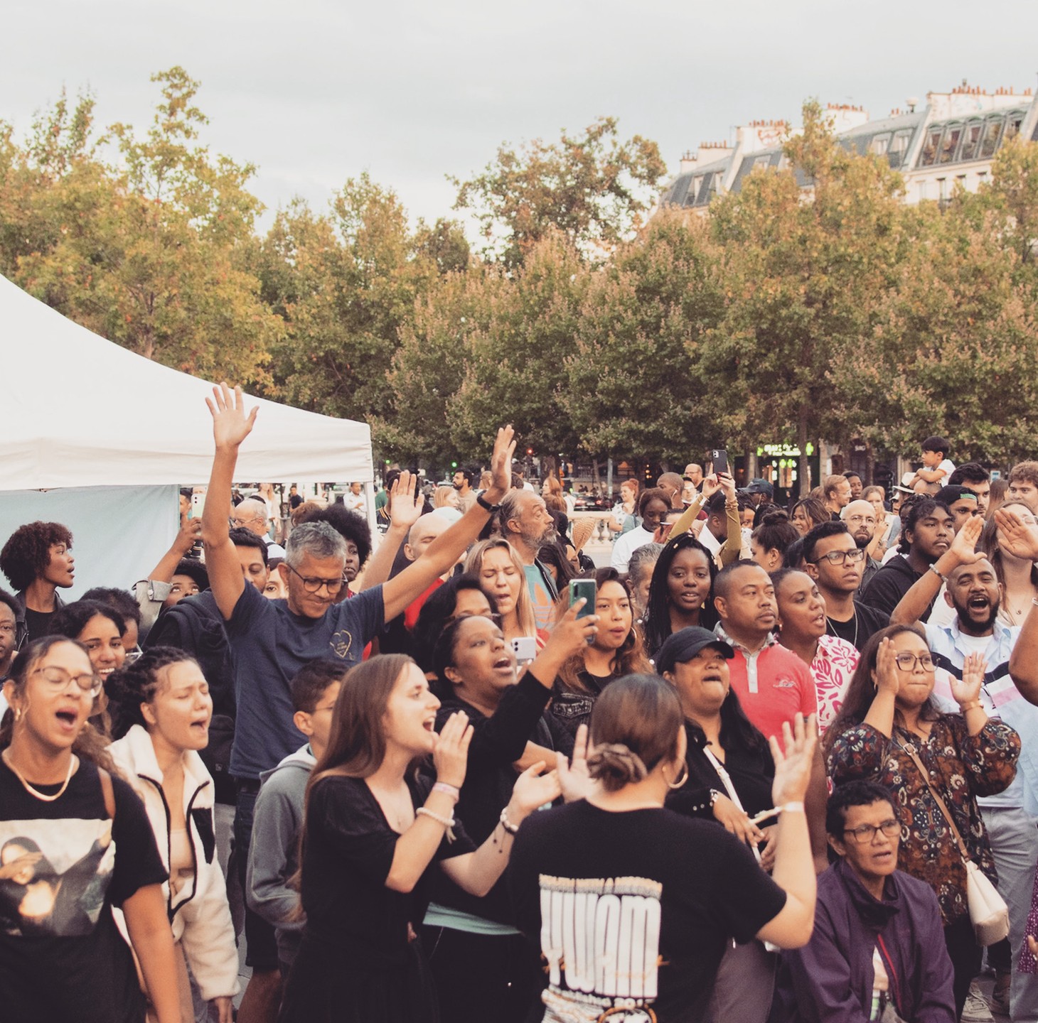 Évangéliser aux Jeux Olympiques
Depuis 1972 à Münich, JEM organise des événements pour louer Dieu, prier et évangéliser pendant les Jeux Olympiques, cet événement sportif qui rassemble des milliers de personnes de toutes les nations dans un même lieu pendant deux semaines. Suite sur: https://www.jeunesse-en-mission.ch/fr/blog
Evangelizing at the Olympic Games
Since 1972 in Munich, YWAM has been organizing events to praise God, pray and evangelize during the Olympic Games, the sporting event that brings thousands of people from all nations together in one place for two weeks. To be continued on: https://www.jeunesse-en-mission.ch/blog
