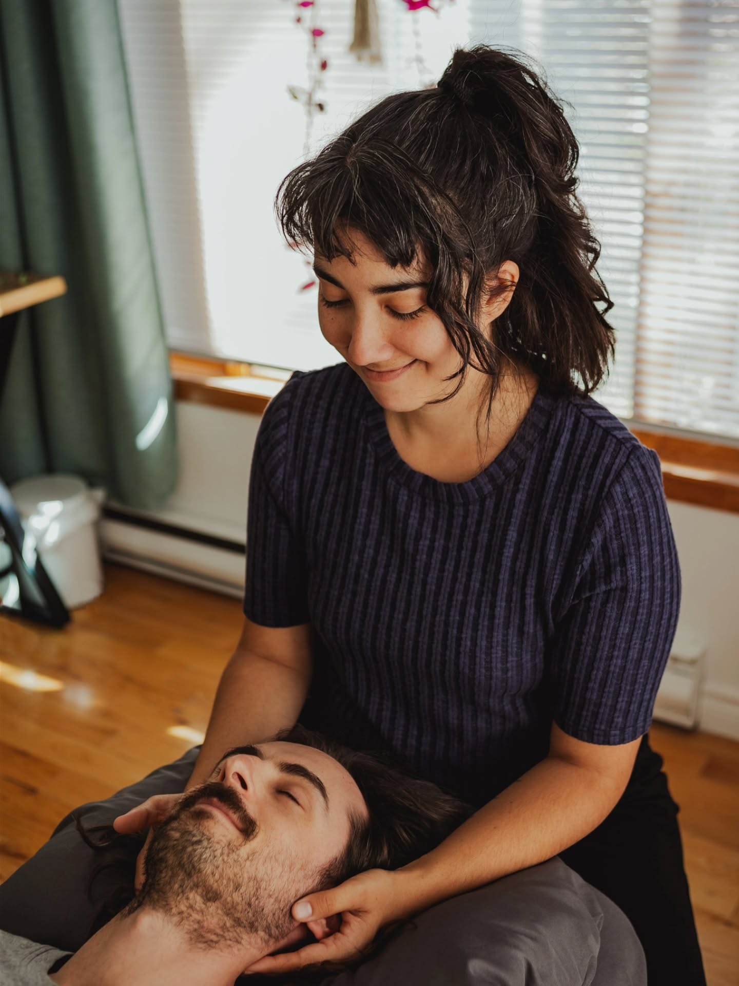 Une ambiance chaleureuse, une présence douce, un soin guérisseur signé Naomie Létourneau-Doyon, ostéopathe. 🤲🌿
P.s. Je vous la recommande si vous avez mal a quelque part! 😉
#osteopathie #businessportrait #entrepreneurlife #marimayloubierphotographe