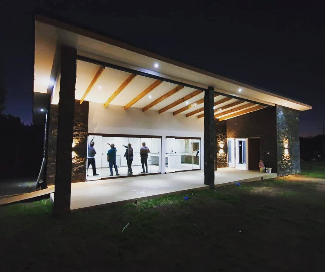 ¡Finalizando los últimos detalles de este hermoso quincho de 100 m2 en Villa Italia! Este espacio crea momentos y recuerdos mágicos para el hogar, llenándolo de experiencias reales. Agradecemos a nuestros clientes por permitirnos ser parte de sus sueños. 🏡✨
