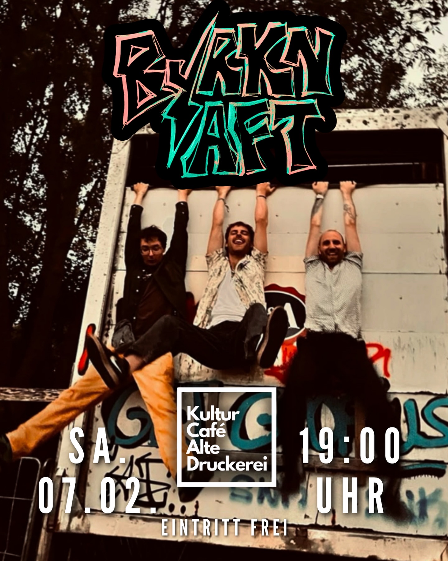 Heavy Gaudi
Byrknsaft ist eine junge, energiegeladene Rock-Band aus Bayreuth, die sich in der regionalen Musikszene einen Namen gemacht hat.
Die Band kombiniert verschiedene Rock-Genres zu einem dynamischen, kraftvollen Sound und steht für leidenschaftliche Live-Auftritte mit eigenem Charakter.
Das Trio spielt eine sehr abwechslungsreiche Rock-Mischung, die Elemente aus Hard Rock, Progressive Rock, Funk & Punk, sowie Einflüsse aus 70er Hardrock, Grunge und Stoner Rock miteinander verbindet. Ihr Sound zeichnet sich durch treibende Riffs, energetische Gitarren, kraftvolle Rhythmen und eine rohe, authentische Bühnenpräsenz aus.
Ein Gespann welches für handgemachte Rockmusik, das zwischen klassischen Rock-Genres steht und modernen Einflüssen oszilliert.
Die Jungs setzen auf eigene Songs und einen intensiven Live-Sound, der sowohl eingefleischte Rockfans als auch neue Zuhörer mitreißen soll. Ihre Motivation ist es, in der regionalen Szene weiter zu wachsen und ihre musikalische Bandbreite fortlaufend zu erweitern.