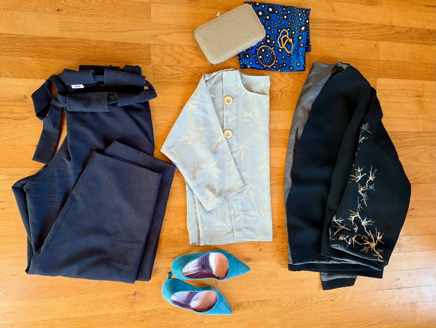 3 équations de style à résoudre avec le pantalon Gérald !
Je vous propose aujourd’hui, 3 idées de style pour ne jamais perdre votre confiance. Du business meeting, en passant par la sortie entre amis ou un vernissage privé.
Ne passez plus inaperçu et faites un coup d’éclat !
Le lien de l’article est dans la bio !
Ce vendredi, je passe de la théorie à la pratique dans un réel qui illustrera ces différentes idées.
En attendant, quelle équation de style est la plus dure à résoudre pour vous 😉 ?
#atelierpiny #architecturestyle #genevadesign #stature #pantalon