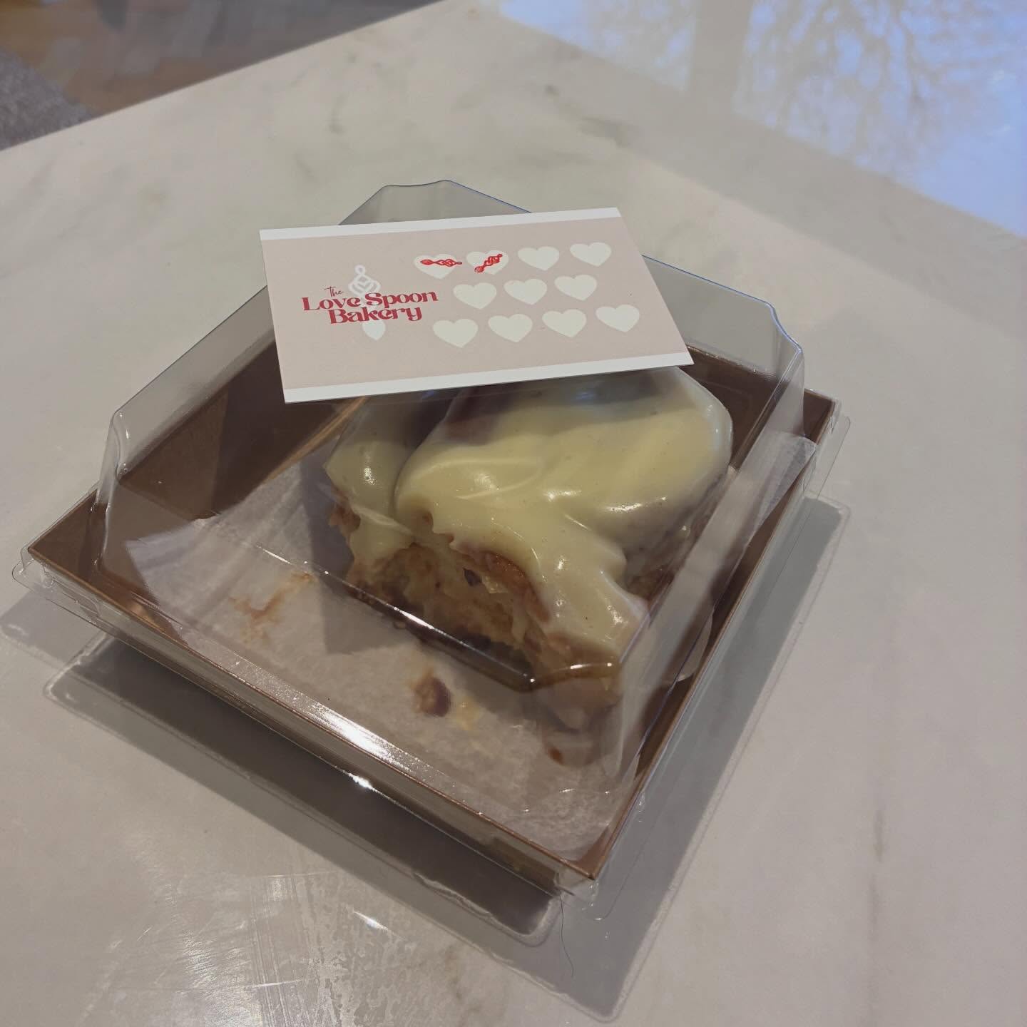 😋 I was just talking to a client this morning about how I’d FINALLY got back to some consistency with my own running, strength and Pilates and how I’d also forgotten how it felt to always be hungry 😂
So, it was too good an opportunity to miss when I walked past @thesugarcart this afternoon with a sign simply saying ‘cake’ and an open door!
A pre-Pilates warm cinnamon roll later and I’m ready to go 💪 Delicious!
Thanks Annie! Glad I finally managed to time a dog walk right to be able to pop in 🙏