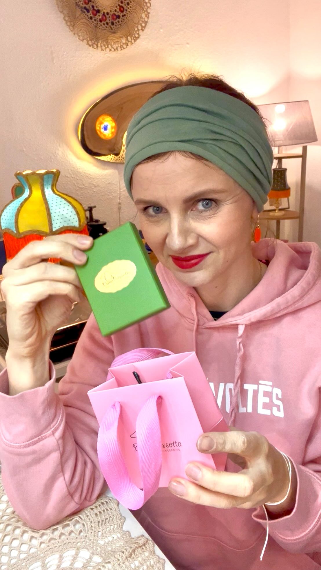 ✨ Gatsby-style unboxing ✨
Silver dichroic glass fringe earrings with a touch of 1920s glamour.
Timeless sparkle.❤️
#unboxing #satisfying #gatsbystyle #vintagestyle #dangleearrings