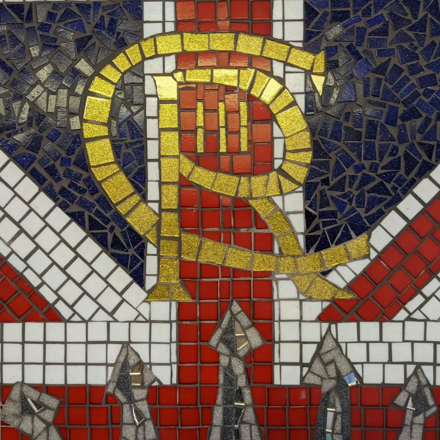 Made with St Peters Church of England School in Folkestone - Celebrating the coronation of King Charles ||| 👑 working with every child in the school this certainly marked the occasion!
#schoolmosaic #mosaicforschool #kingscoronation #kingscoronation2023 #kingcharlesthethird #coronationproject