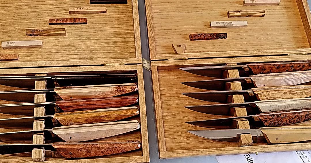 Set de 12 Demi-lune pour la table, avec les essences de bois en référence dans la boîte.