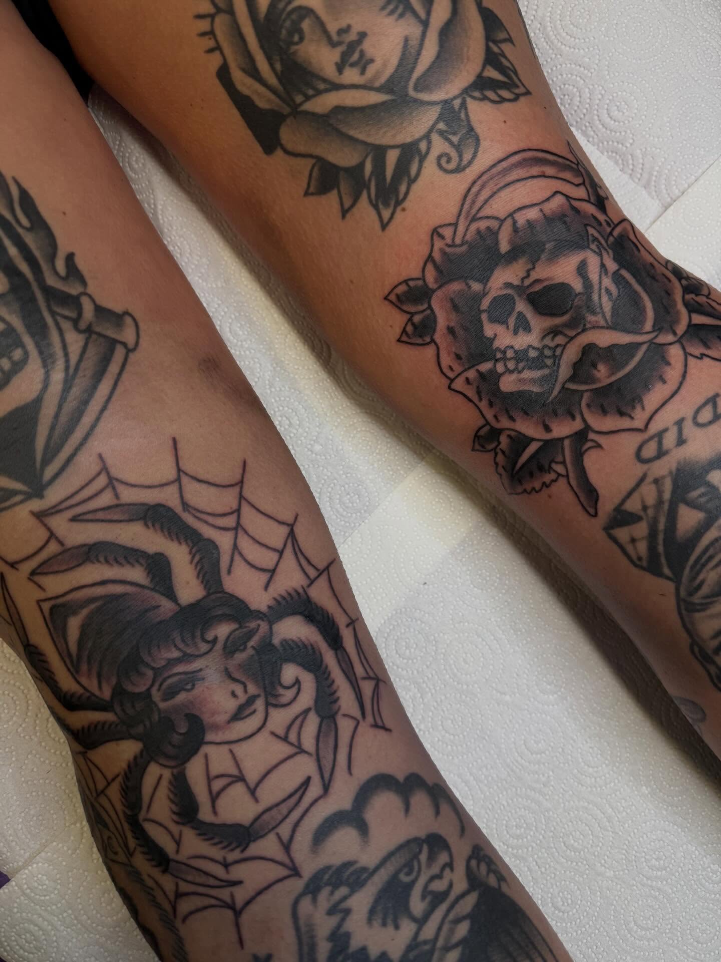 Set of knee ditches for Cheyenne, sittin under the man himself @tristan.bradshaw.tattooing
Thanks for sittin tuff!
•
💥Booking February for Denton💥
•
💥Booking March for Austin💥
•
#traditionaltattooflash #austintattoos #dentontattoos #austintexastattoos #dentontexas