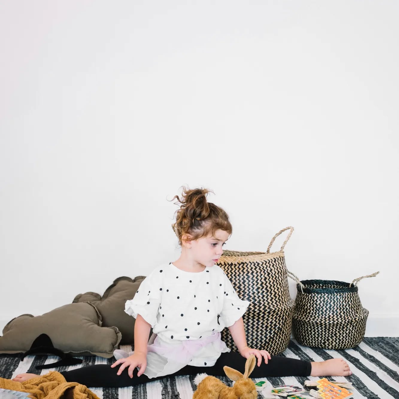 Kinder müssen aufräumen genauso lernen, wie alles andere im Leben. Und dabei brauchen sie Hilfe und Anleitung!
Tipp Nr. 2: Fange an, mit deinem Kind altersgemäß aufräumen zu üben. Bereits mit einem Jahr lieben es die Kleinsten Dinge vom Boden in eine Box einzuräumen. Im Kindergartenalter können sie schon genau zwischen Spielzeugkategorien unterscheiden. Also alles aus Holz in die eine Box, alle Kuscheltiere in die andere usw. Übung macht den Meister
Image by Freepik
#kinderzimmer #kinderzimmerideen #glueckssachen #sparkjoy #konmari #mariekondo #konmariconsultant #magiccleaning #ordnung #ordnungscoach #ordnungsberatung #aufräumen #ausmisten #entrümpeln #organisieren #ordnungshilfe #linz #leonding #oberösterreich