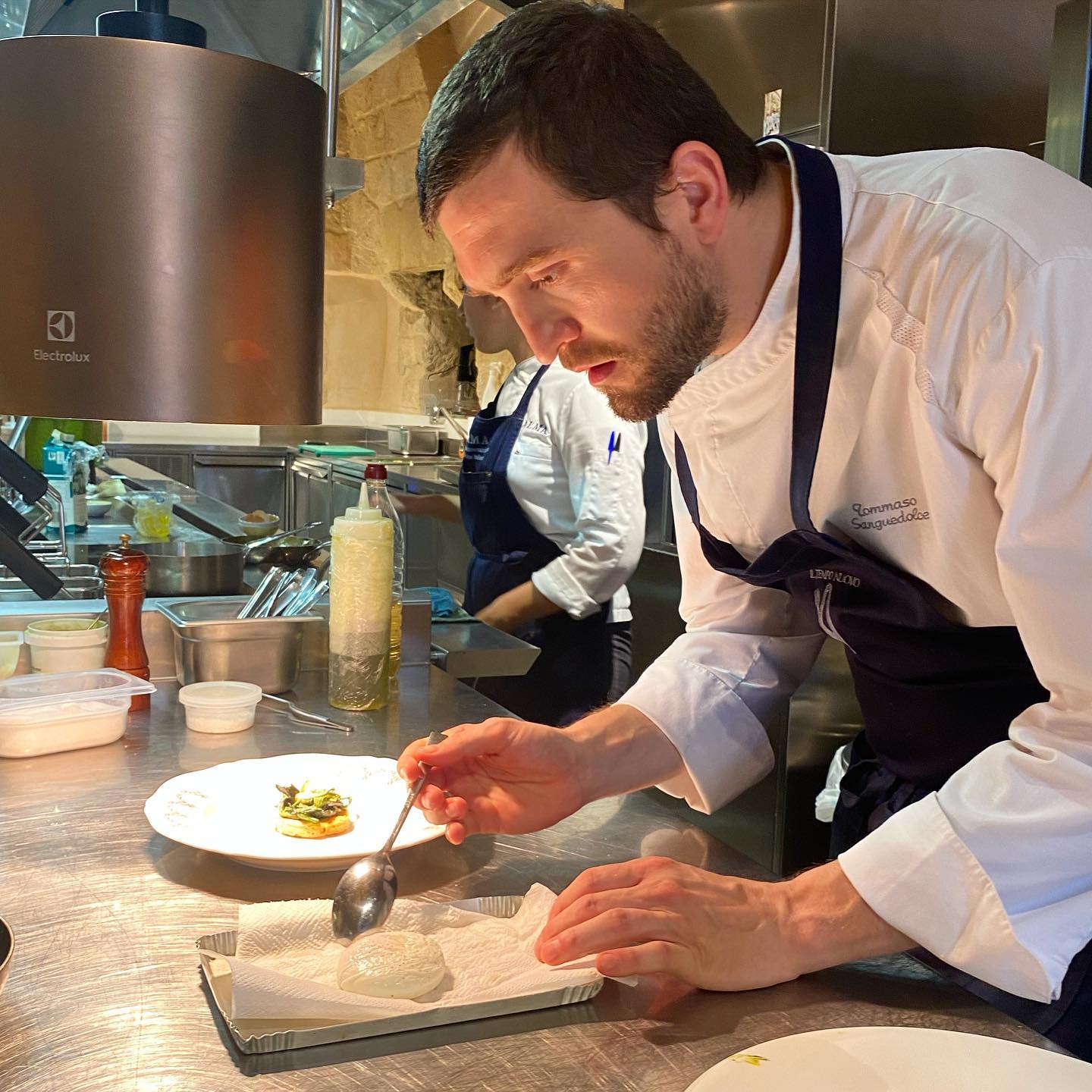 Ci siamo quasi ! Stasera una serata speciale a base di #tartufobiancodalba in collaborazione con @alvarodeanna4 e i suoi #vinieroici 🍷✨🍷
#keepyouupdated #igersfood #finefood #finewines #finedining #friday #castellodiugento #kitchen #workinprogress #igerslecce #igerspuglia #salento #foodpics