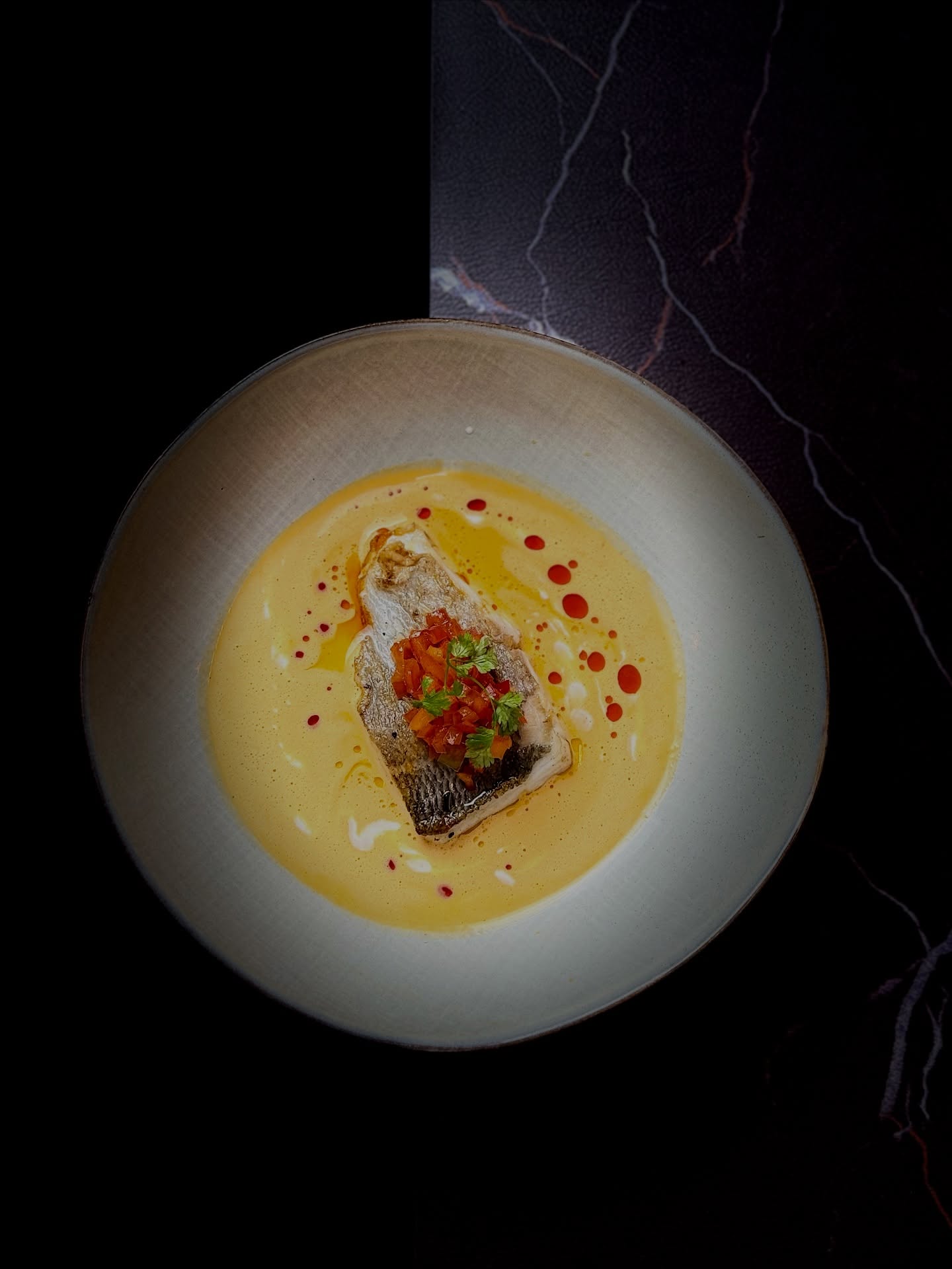 La carte du Soir - La saison de Dàhán
【Le Tonnerre du Printemps sur L’eau|春雷入湖】
❄️ À la fin du Grand Froid, le bar 🐟 repose, confit lentement dans le beurre 🧈, comme l’eau d’hiver qui préserve la chair.
🌱 Puis vient Lichun : le piment haché du Hunan 🌶️ surgit, rouge et vivant ❤️🔥, non pour brûler, mais pour réveiller, tel un premier tonnerre de printemps ⚡🌸.
🌧️ À l’approche de Yushui, la sauce lactée et épicée s’étend, mêlant fermentation 🫧, douceur 🤍 et feu contenu 🔥, comme une pluie tiède tombant sur le lac 🌊.
🍽️ Un plat de seuil, où la force de la terre chinoise 🌏 rencontre la patience de la technique française 🇫🇷.
📜 La pâte de piment haché du Hunan est issue d’une tradition paysanne ancienne 🌾. Introduit en Chine à partir des dynasties Ming et Qing 🏯, le piment s’est enraciné au Hunan, région humide et fraîche 🌫️, où il est devenu un besoin vital autant qu’un plaisir 😋.
🌶️ Préparée à partir de piments frais simplement hachés 🔪, salés 🧂 et fermentés 🫙, cette pâte privilégie la vivacité ⚡, l’acidité 🍋 et la fraîcheur 🌿 plutôt que la complexité aromatique.
✨ Elle ne masque pas l’ingrédient principal, mais en révèle la profondeur, en particulier le poisson 🐟.
🌓 Dans la logique des saisons, le piment fermenté réchauffe en hiver ❄️ et réveille l’appétit au printemps 🌸 — un condiment façonné par le temps ⏳ autant que par la terre 🌱.
📝 Réservation : www.bistrowu.com
#aix #aixenprovence #aixmaville #aixenpce #aixmarseille