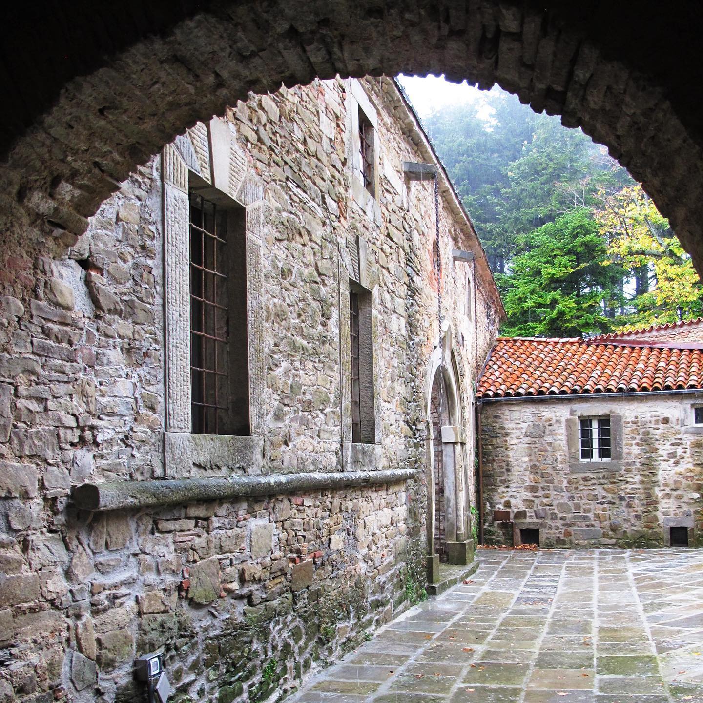 Restauro Palazzo Comelli, Camugnano - Studio ASP.ILT
Palazzo Comelli è un raffinato esempio di architettura altoborghese ubicato nel Borgo Cà Melati, nell’alta valle del Limentra, la valle in cui le pianure di Bologna risalgono fino alle montagne pistoiesi. Di origine medievale, il Palazzo è stato trasformato in palazzo dalla famiglia di notai Comelli. A fargli da contorno vi sono numerosi borghi ed edifici storici inseriti in un contesto storico-naturalistico praticamente intatto.
#appenninotoscoemiliano #camugnano #palazzocomelli #restauro #restauroconservativo #restaurobeniculturali #restaurolapideo #restauration #restauroarchitettonico #bolognawelcome #igbologna #igersbologna #igitaly #igersitalia #arte #architettura #emiliaromanga #vivobologna #vivoemiliaromagna #igersemiliaromagna #architetturaitaliana #artconservation #restoration #conservation #conservazione #conservazionedeibeniculturali #historical #building #heritage
