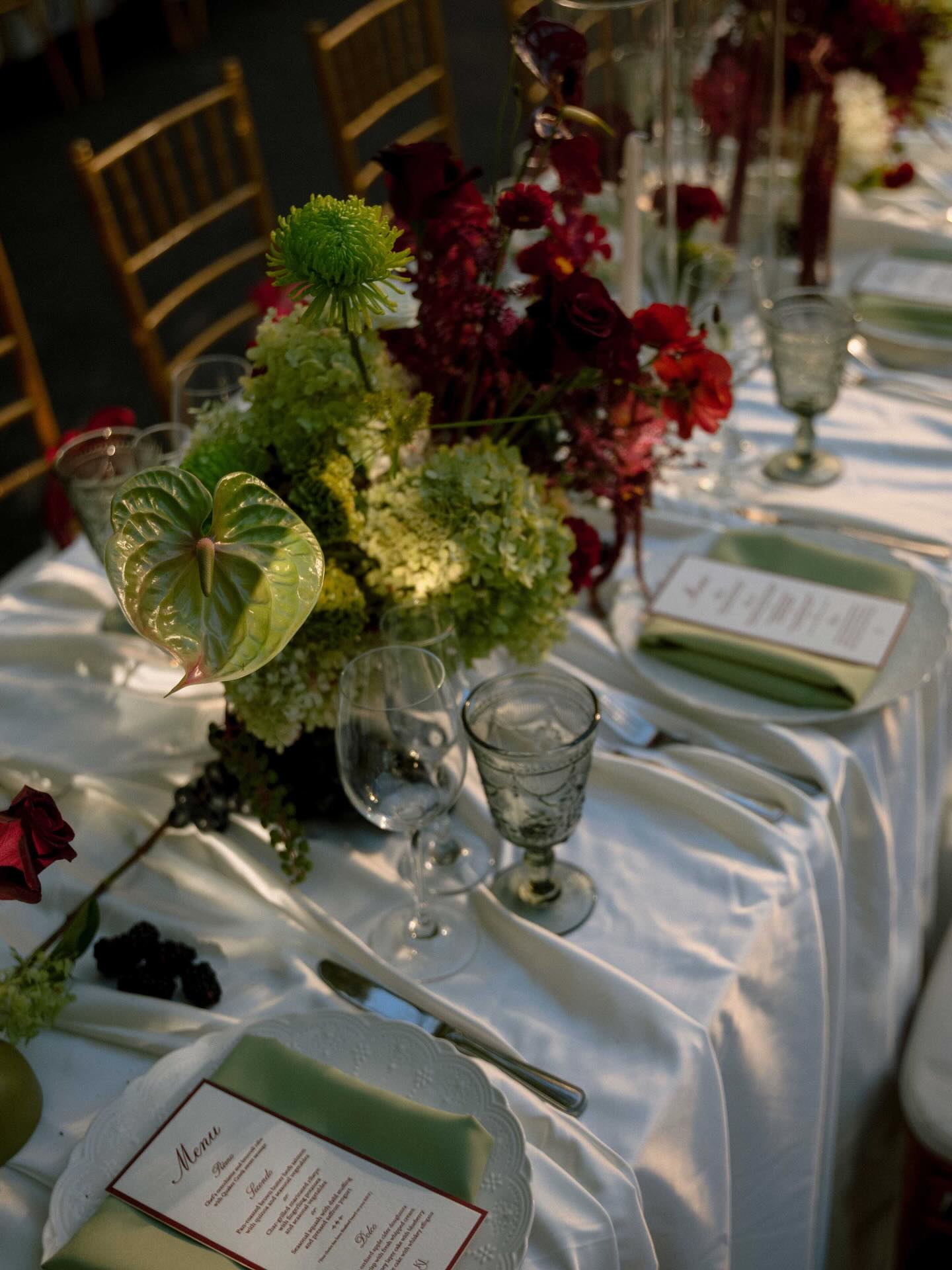 Flowers and colors, alive in the interplay of light and shadow.
Wedding florals by Floraland
Florist: Bruce | Photo: Neo
#NewYorkWeddingPlanner #NewYorkWedding #floraland #WeddingVenue #ArrowPark