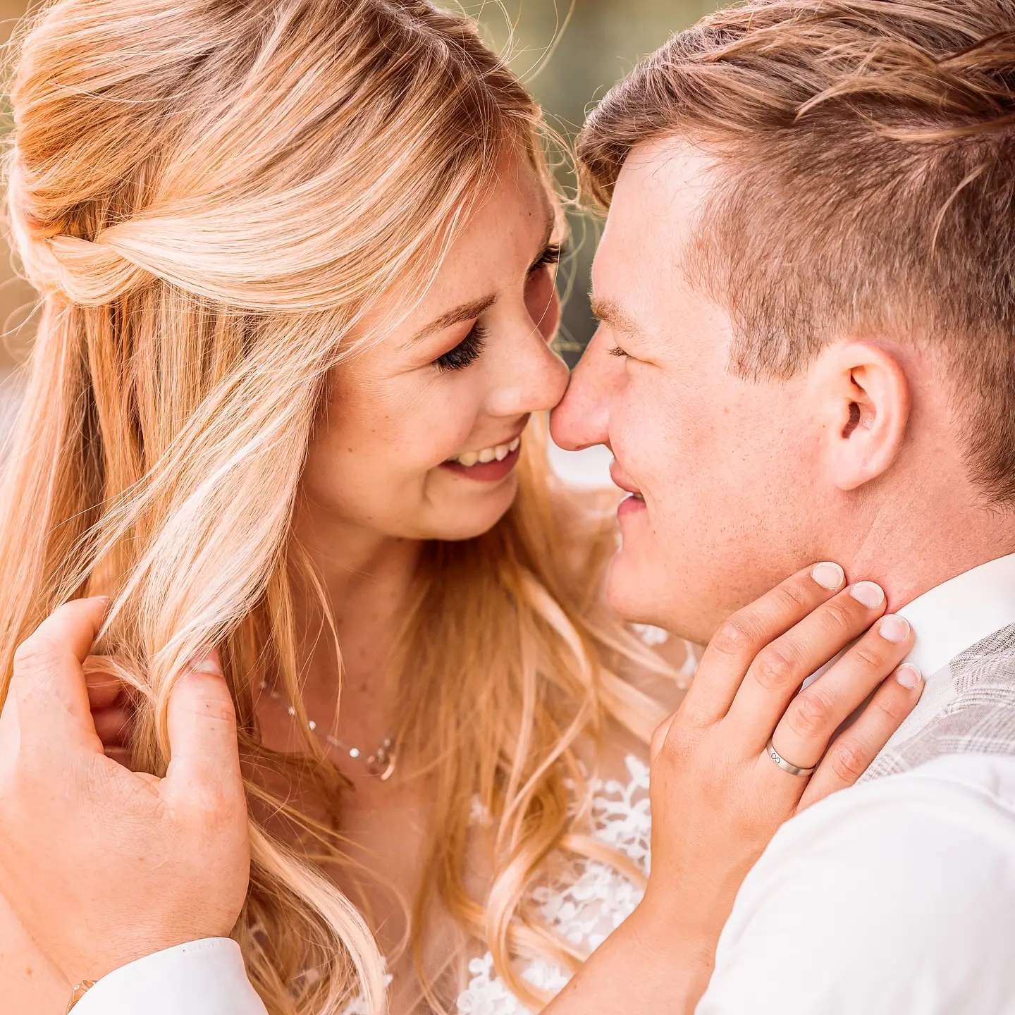 Wenn sich Braut und Bräutigam beim Shooting die ganze Zeit vor Lachen wegschmeißen, dann muss man diese ganz liebevollen, vertrauten Momente besonders gut festhalten 😂