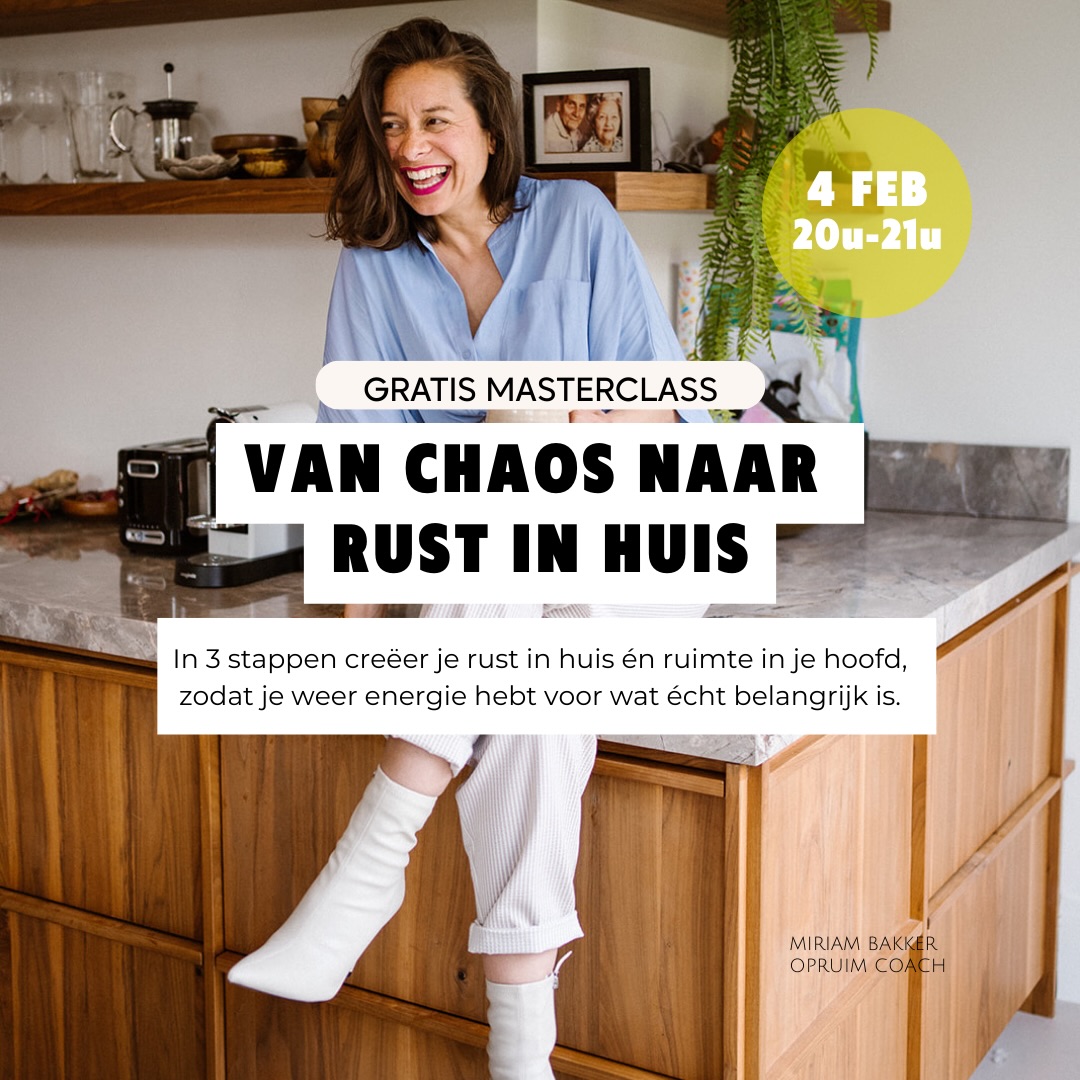 Je begint vol goede moed met opruimen.
Je hebt al wat lades aangepakt, een kast gesorteerd en je huis voelt iets lichter.
Maar dan…
De dagen vliegen voorbij. Het werk stapelt zich op. Kinderen, afspraken, vermoeidheid.
En voor je het weet schuif je het opruimen weer even voor je uit.
Af en toe pak je een hoekje mee, maar echt overzicht krijg je niet.
En eigenlijk voelt het alsof je telkens opnieuw begint.
Alsof het gewoon niet lukt om écht door te pakken.
Je ziet op Pinterest of Instagram al die perfect opgeruimde huizen.
Minimalistisch, strak, gezellig. Het lijkt moeiteloos te gaan.
En je denkt: Hoe dan?!
Je kijkt rond in je eigen huis…
Spullen zonder vaste plek. Kasten vol, maar niets kunnen vinden.
Rommel die je humeur beïnvloedt en onrust in je hoofd veroorzaakt.
En dan bekruipt dat vervelende gevoel:
Waarom lukt het mij niet?
Misschien heb je al van alles geprobeerd:
Een grote opruimronde.
Samen opruimen met je moeder of een vriendin.
Een nieuwe kast.
Die ene opruimmethode…
En tóch voelt het alsof de chaos steeds terugkomt.
Je denkt: Laat maar, ik begin wel weer als ik meer tijd heb.
Of: Misschien is dat opgeruimde leven gewoon niet voor mij weggelegd.
Maar diep van binnen verlang je naar rust. Naar ruimte. Naar overzicht.
Niet alleen in huis, maar ook in je hoofd.
Herken je dit?
Je bent niet de enige.
Geloof me als ik zeg:
Het ligt niet aan jou.
Je hebt alleen nog niet de juiste aanpak gevonden.
Zelf leerde ik dit door 3000+ uur opruim ervaring en mijn eigen opruim proces.
Ik zie hoe veel mensen zich vastbijten in opbergen, terwijl dat pas stap twee is.
Ik koos ervoor het anders te doen en dat leer ik jou ook.
Daarom geef ik binnenkort een gratis masterclass waarin ik je laat zien:
✨waarom opruimen vaak vastloopt,
✨hoe je wél doorbreekt met een praktische en eenvoudige aanpak,
✨en wat jouw concrete startpunt is, zodat je stopt met uitstellen en écht in beweging komt.
➡️ Meld je aan via de link in bio en zet de eerste echte stap naar een opgeruimd huis én hoofd.