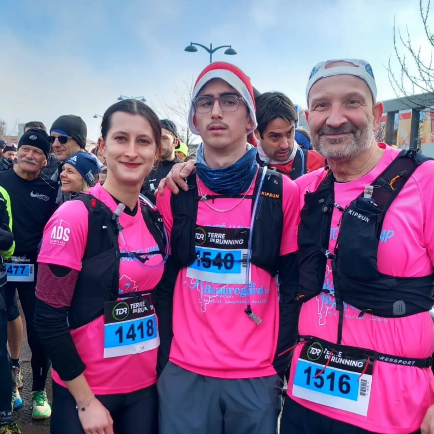 Aujourd’hui, @lesfouleesdebeauregard sont très fières d’avoir accompagné Nolan lors du @trail_des_coteaux_du_lyonnais, où il a participé sur le 11 km, accompagné de Coraline et Sergio.
Nolan est un adolescent de 16 ans, attachant, sensible et plein d’énergie. Autiste, il trouve un véritable épanouissement au contact de la nature : marcher, courir, observer son environnement sont pour lui de grandes sources de bien-être et d’équilibre. 🌿
Il y a seulement quelques semaines, Nolan a débuté les entraînements de course à pied aux côtés de nos coureurs. Grâce à leur accompagnement, leur encouragement et à sa détermination, Nolan a relevé aujourd’hui un magnifique défi : terminer le 11 km du TDCL en 1h29, à la 4ᵉ place dans la catégorie cadet 🏅👏
Une belle démonstration que le sport est un formidable vecteur d’inclusion, de confiance en soi et de solidarité. 💙🤝
#Solidarité #Handicap #Inclusion #SportPourTous #Autisme