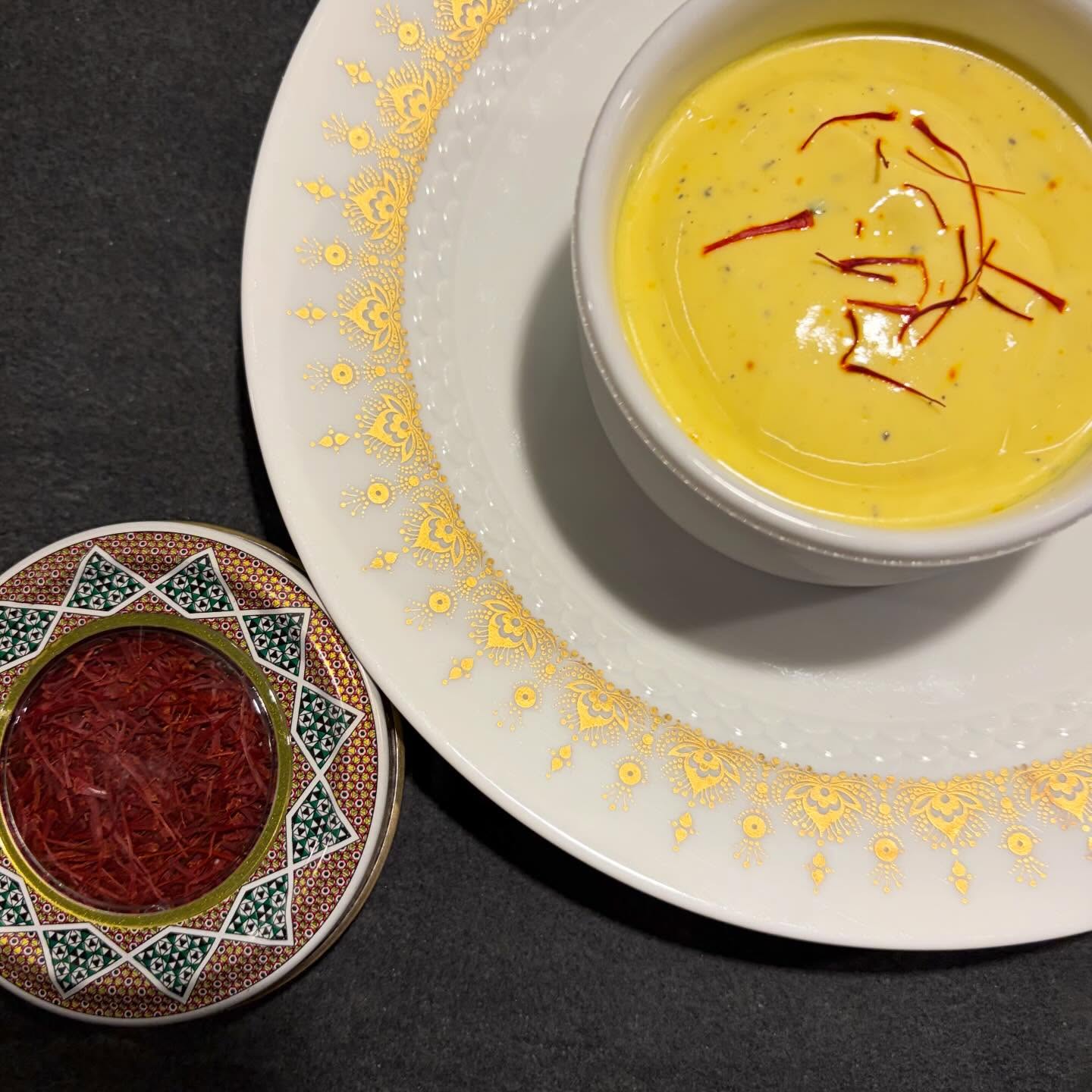 ✨ Cremiger Safran-Dip ✨
Goldgelb, aromatisch & super easy 💛
Perfekt zu Kartoffeln, Fisch oder Ofengemüse.
👩🍳 Rezept
• 200 g Joghurt
• 2–3 EL Crème fraîche
• 1 Prise Safran + 1–2 EL warmes Wasser
• 1 EL Zitronensaft
• 1 TL Honig oder Olivenöl
• Salz & Pfeffer
Safran ziehen lassen, alles verrühren, kurz kalt stellen – fertig ✨
#safrandip #diprezept #foodliebe #einfachkochen #genussmomente